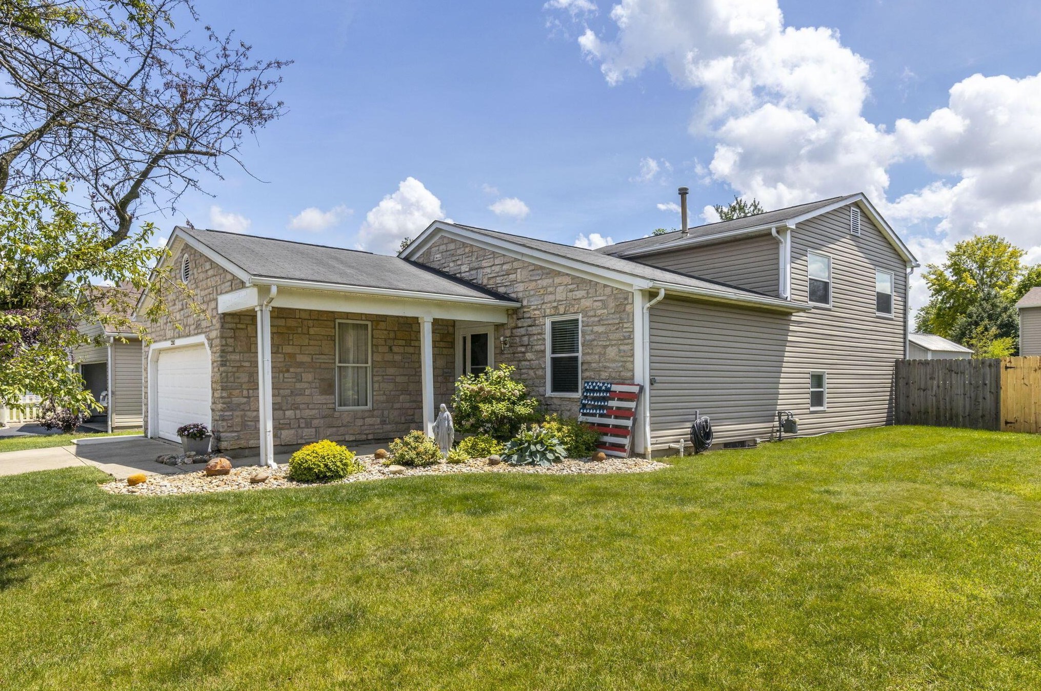 2303 Fernwood Ave, Darbydale, OH 43123-9235