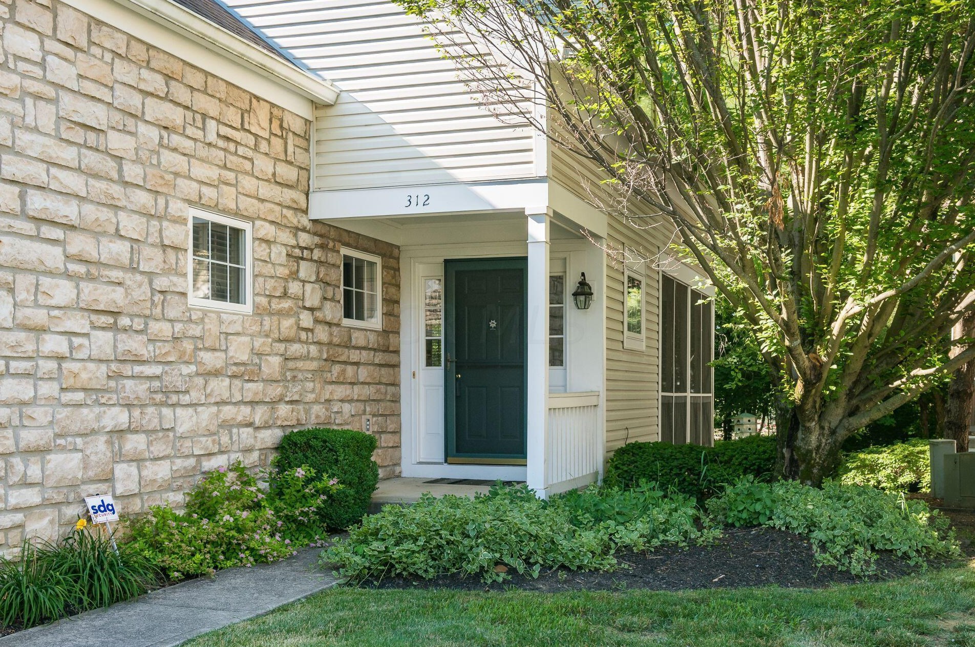 312 Sycamore Woods Ln, Columbus, OH 43230-5603