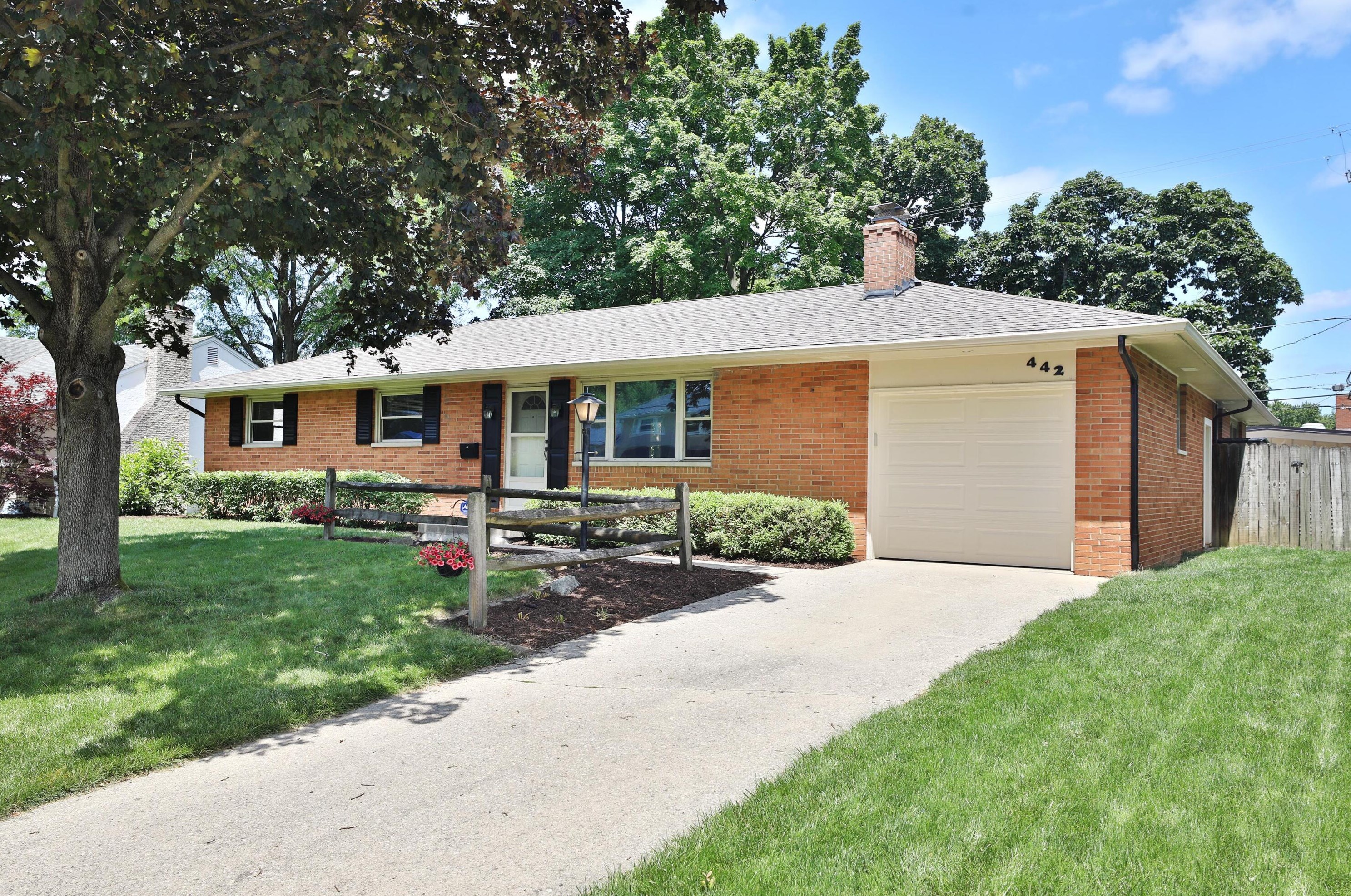 442 Ridgedale Dr N, Sharon Township, OH 43085