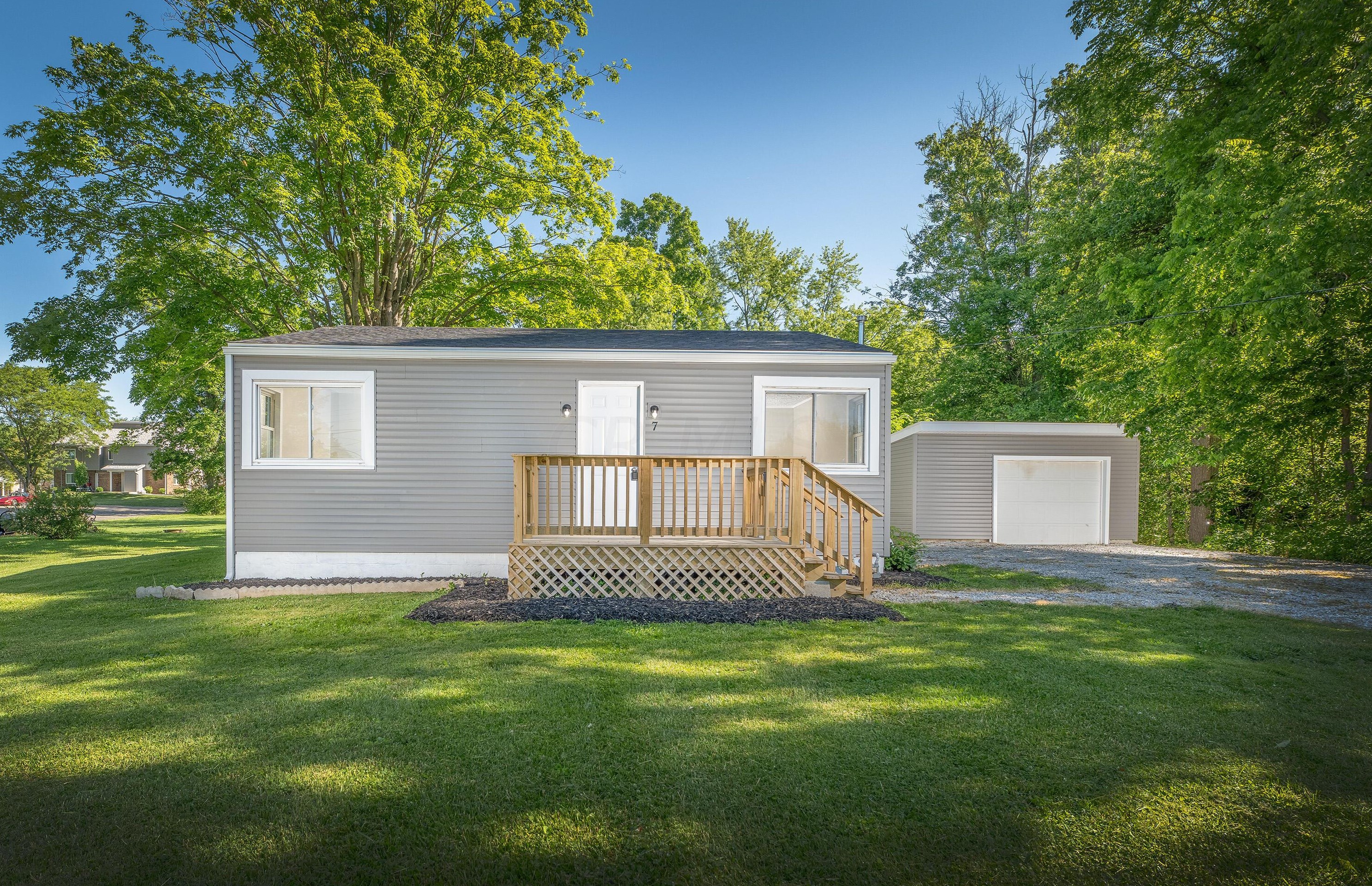 7 Taylor Rd, Mount Vernon, OH 43050-1105
