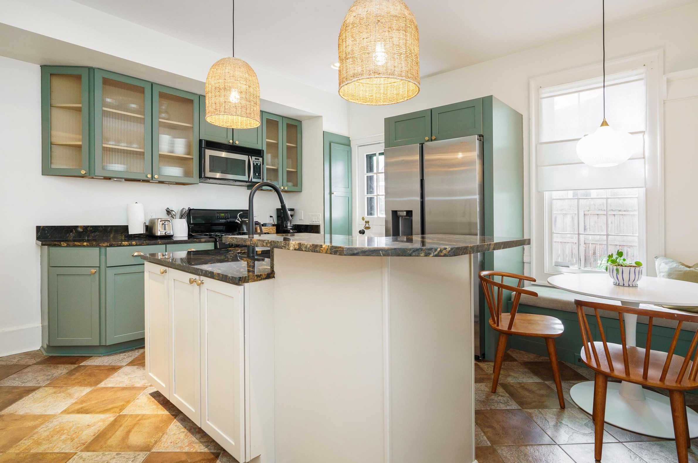 587 Grant Ave, Columbus OH 43215-2146 exterior