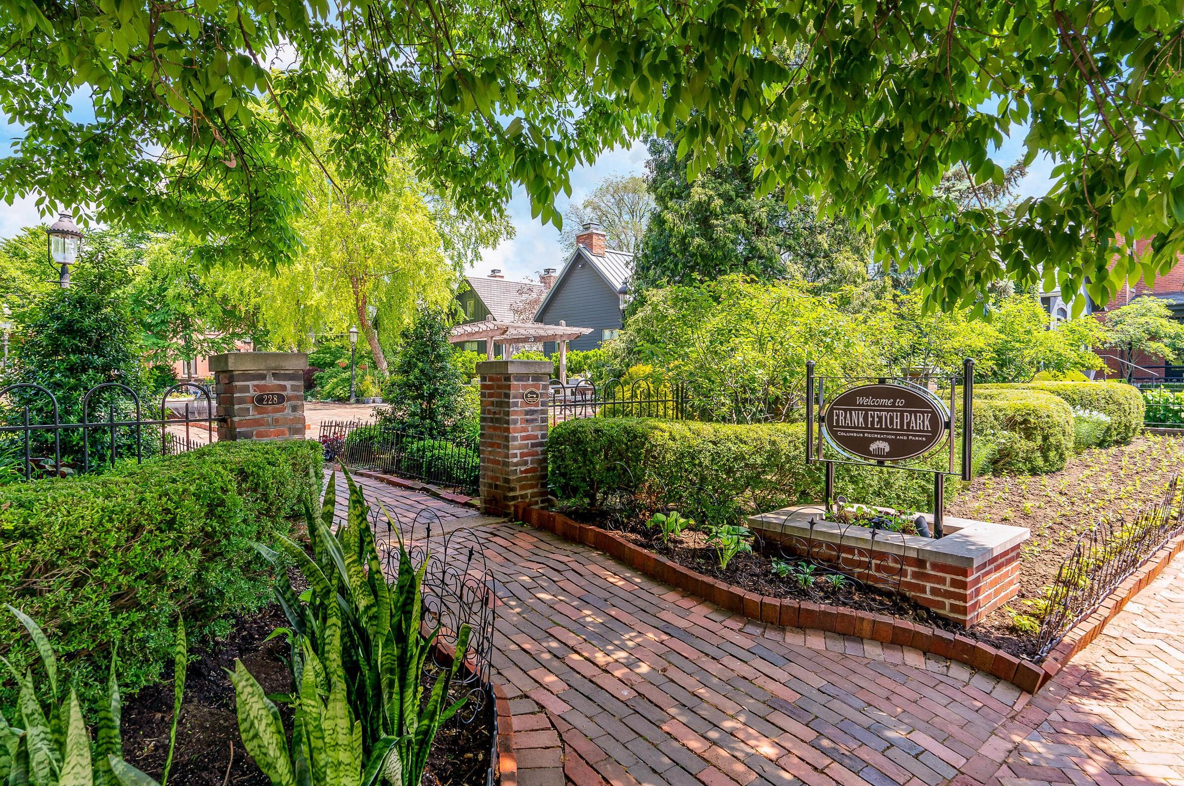 587 Grant Ave, Columbus OH 43215-2146 exterior