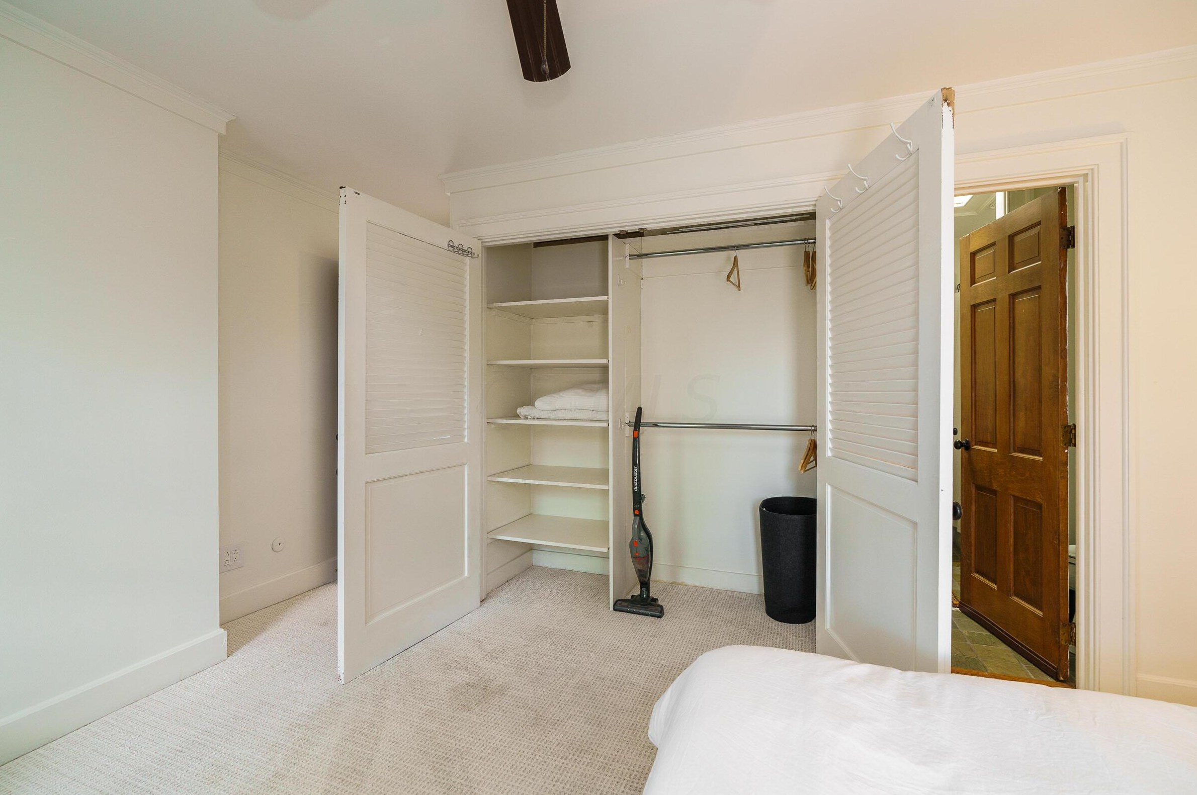 587 Grant Ave, Columbus OH 43215-2146 exterior