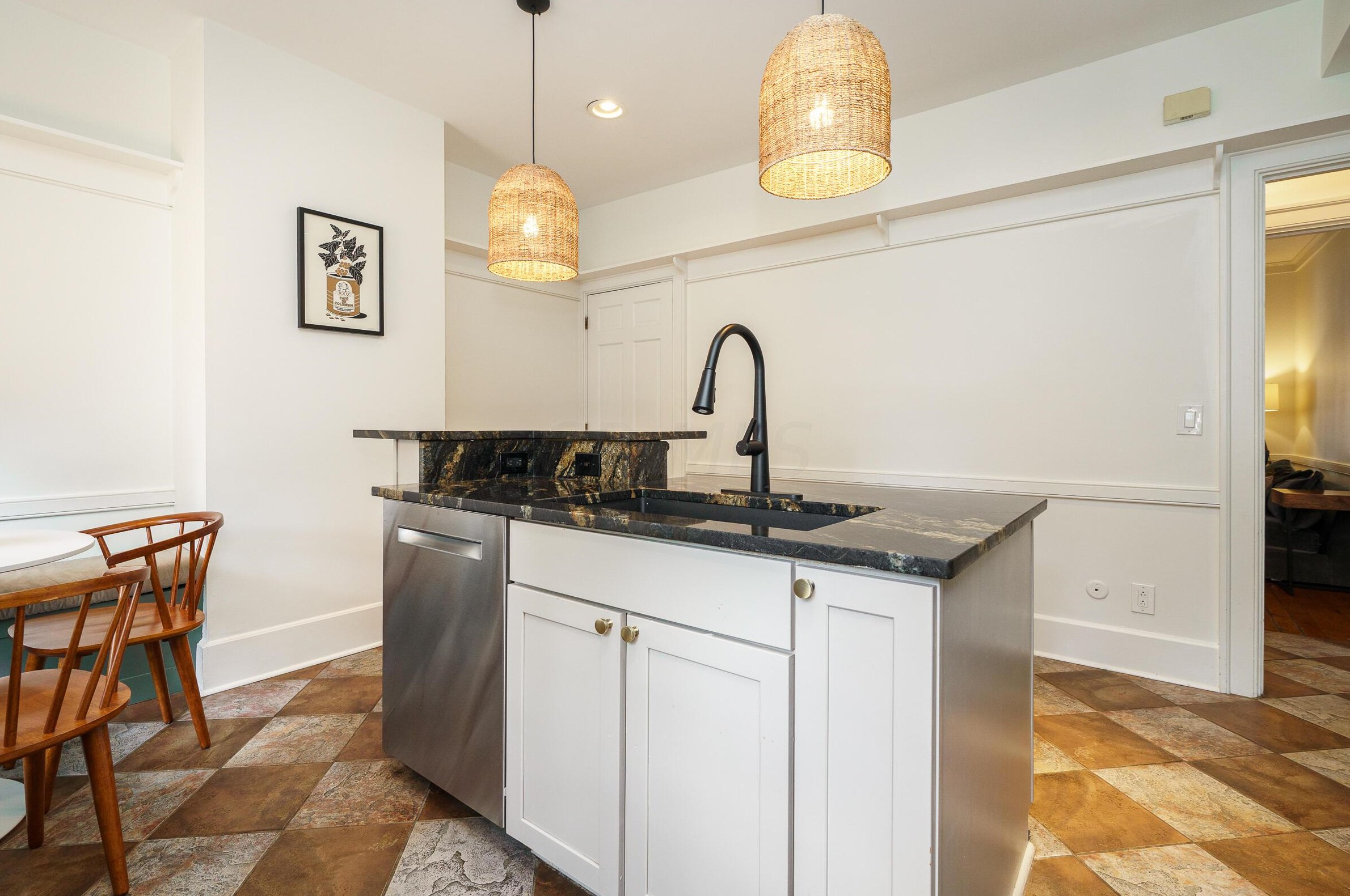 587 Grant Ave, Columbus OH 43215-2146 exterior