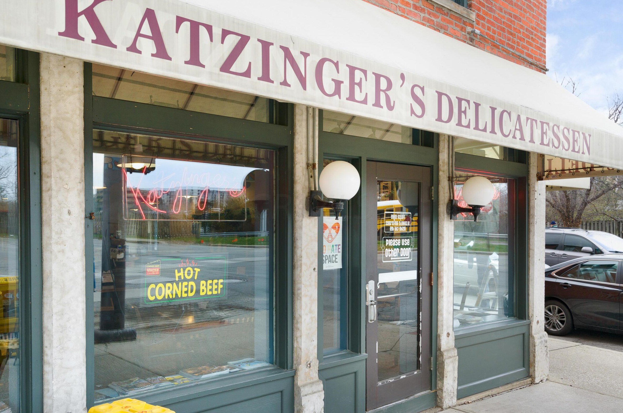 587 Grant Ave, Columbus OH 43215-2146 exterior