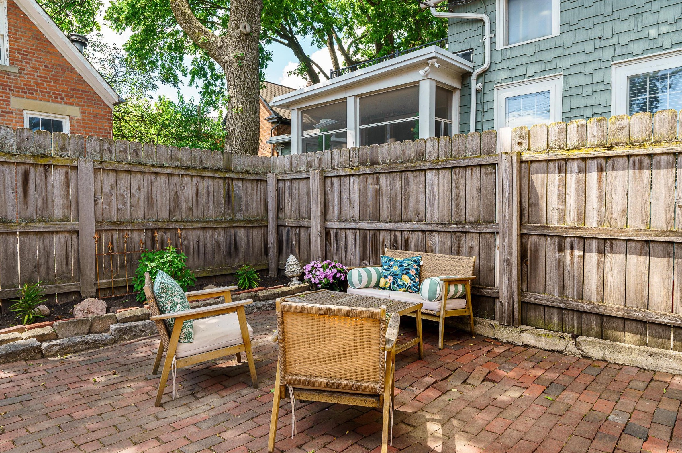 587 Grant Ave, Columbus OH 43215-2146 exterior