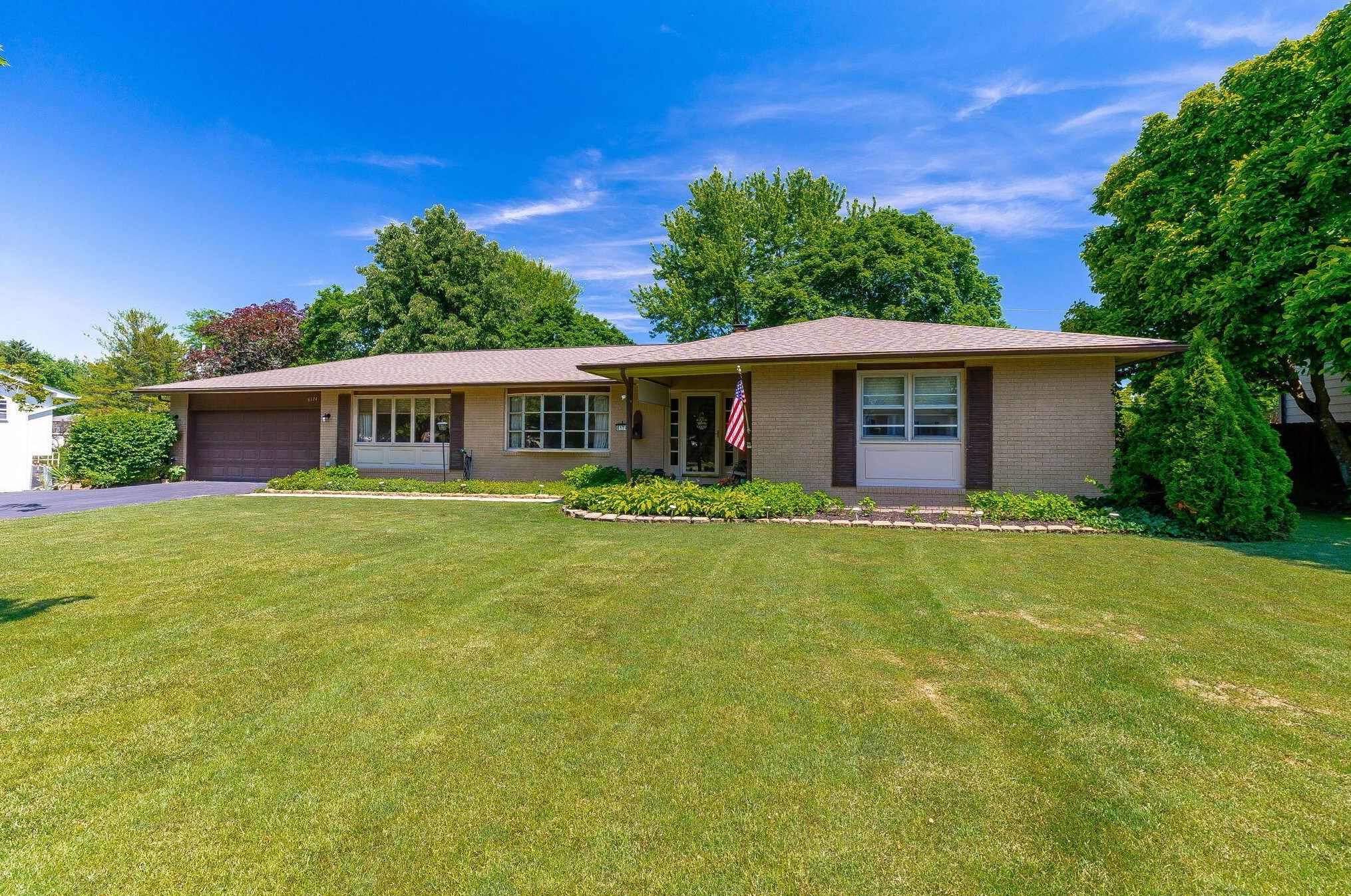 6174 Sunny Vale Dr, Columbus, OH 43228-9738
