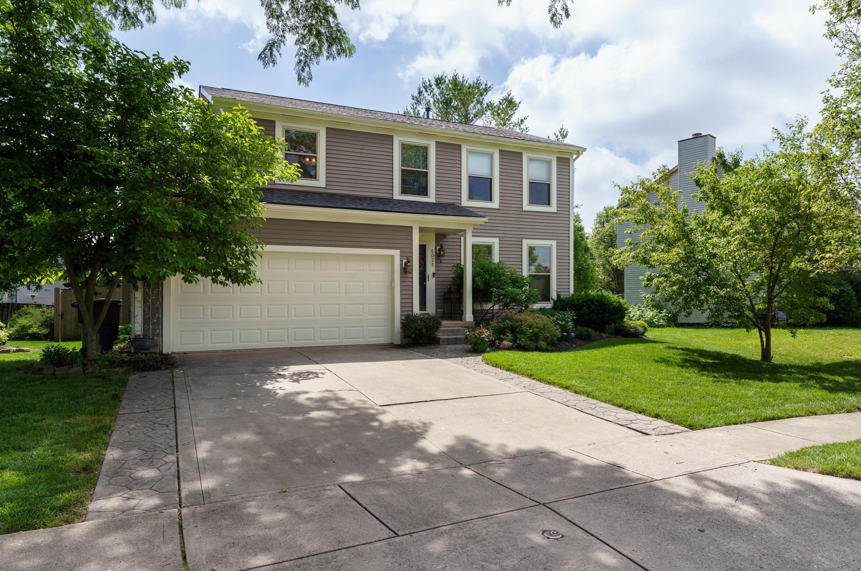 6025 Carmell Dr, Columbus, OH 43228-9275
