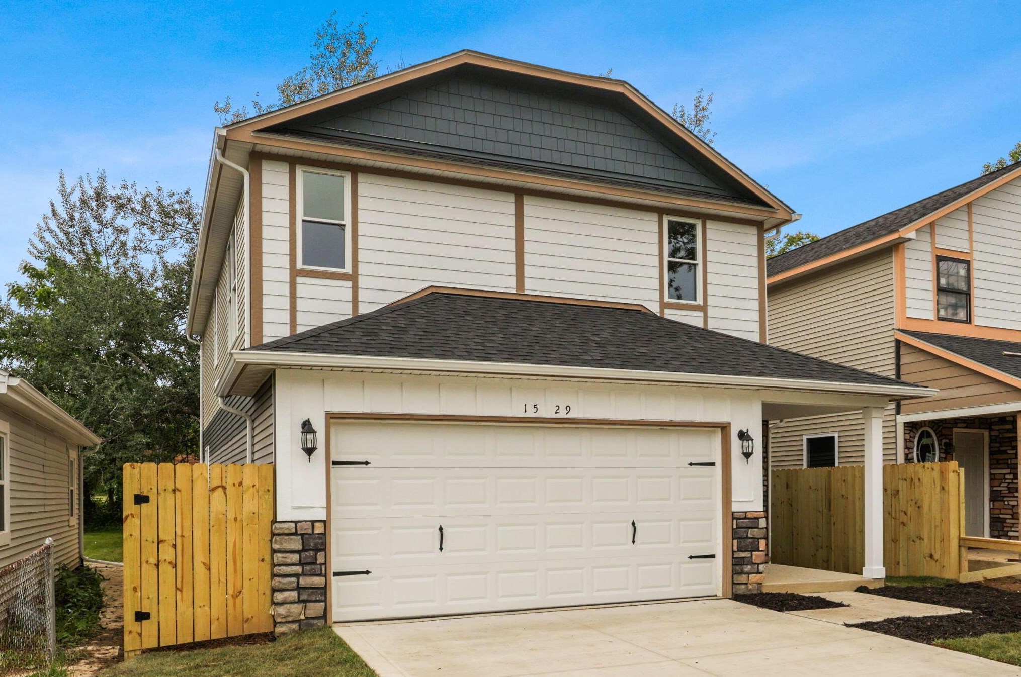 1529 Delbert Rd, Columbus, OH 43219-1927