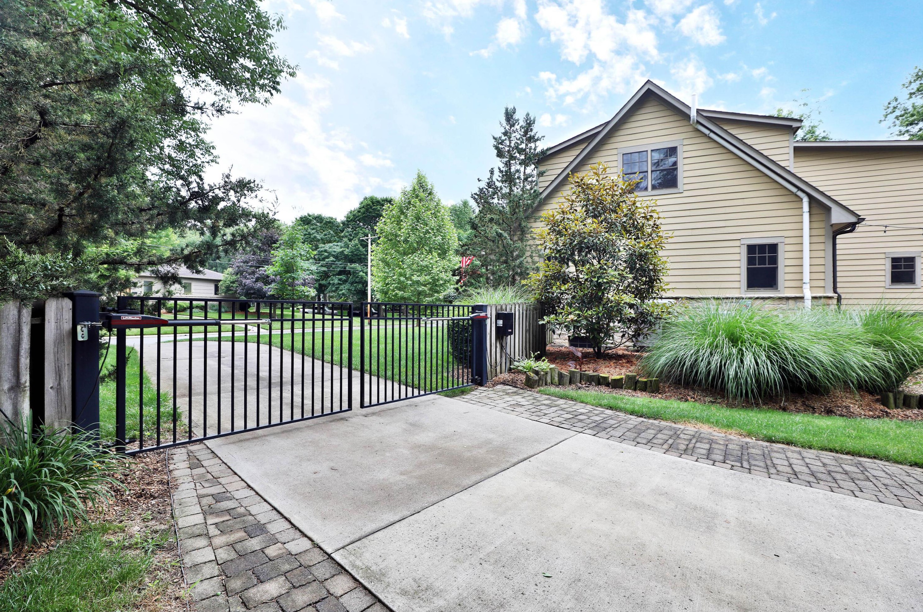 5803 Dover Ct, Columbus OH 43085-3806 exterior