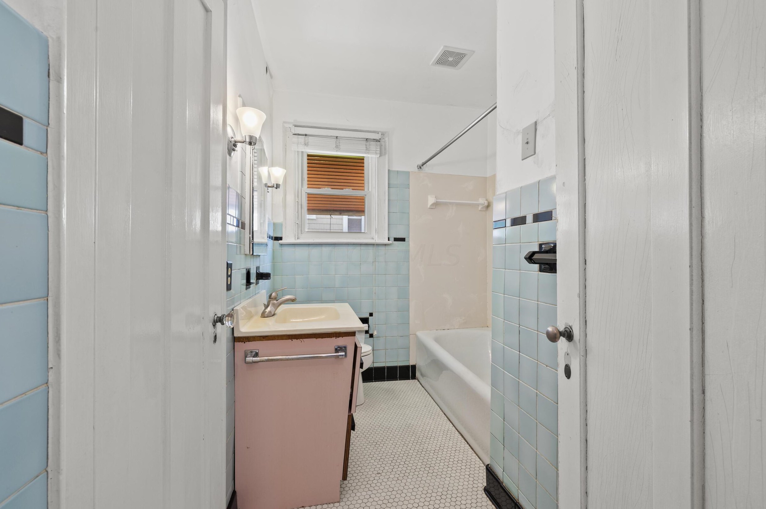 23 Torrence Rd, Columbus OH 43214-3841 exterior