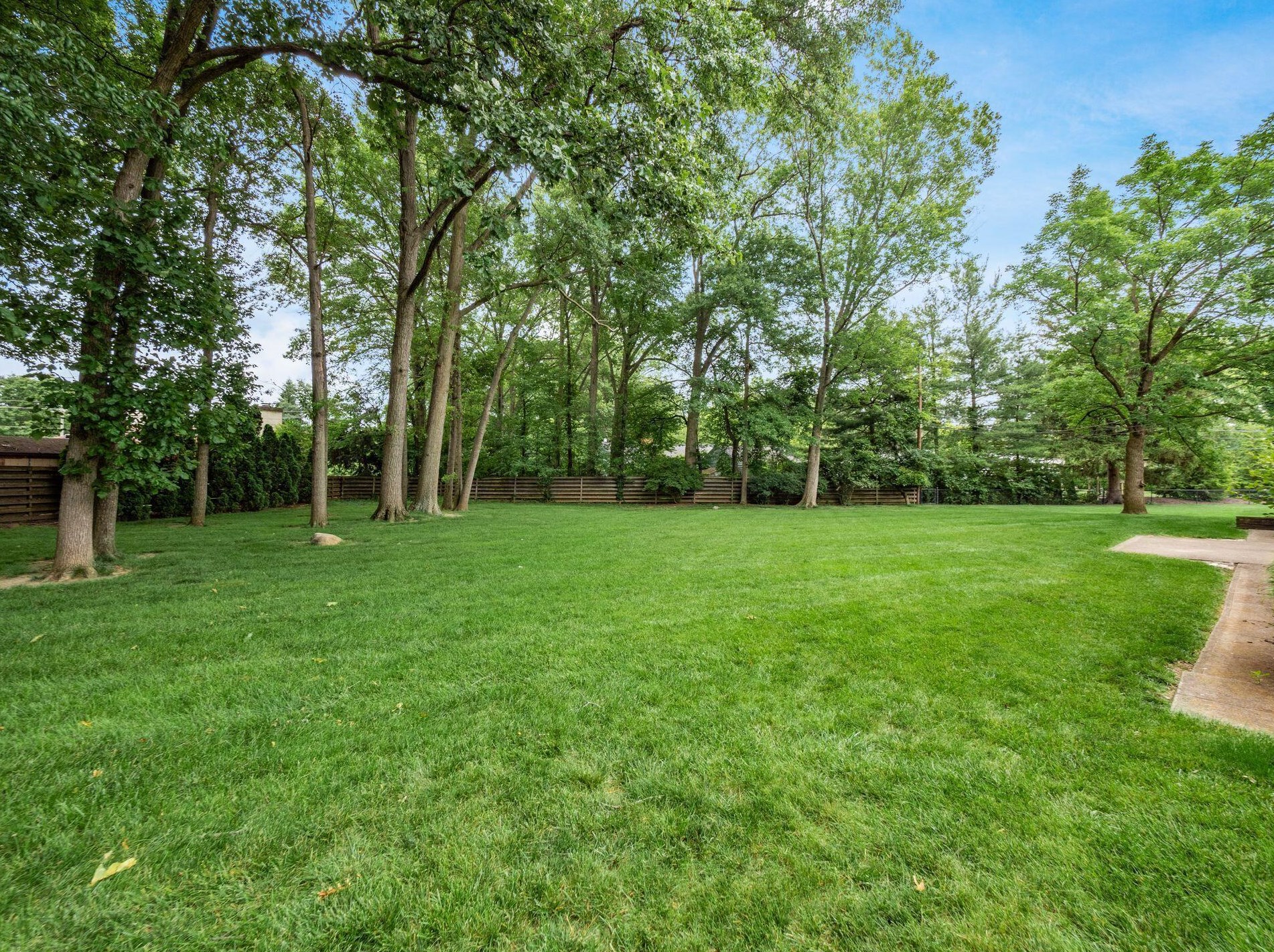 302 Cumberland Dr, Columbus OH 43213-2062 exterior