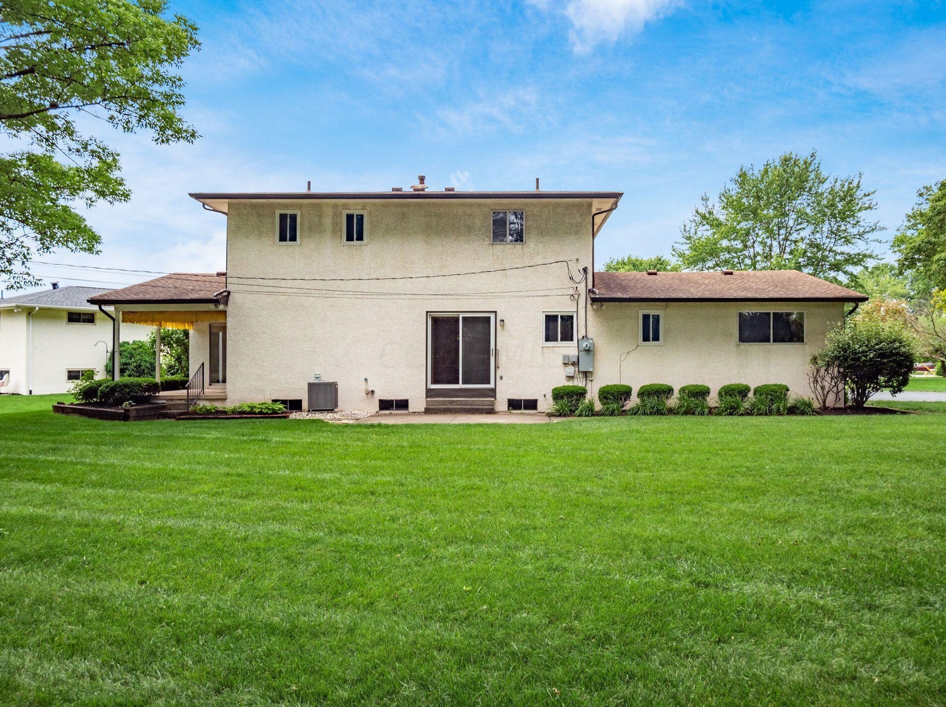 302 Cumberland Dr, Columbus OH 43213-2062 exterior