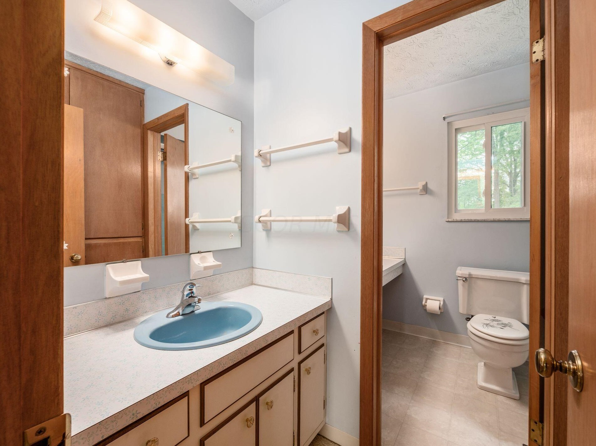 302 Cumberland Dr, Columbus OH 43213-2062 exterior