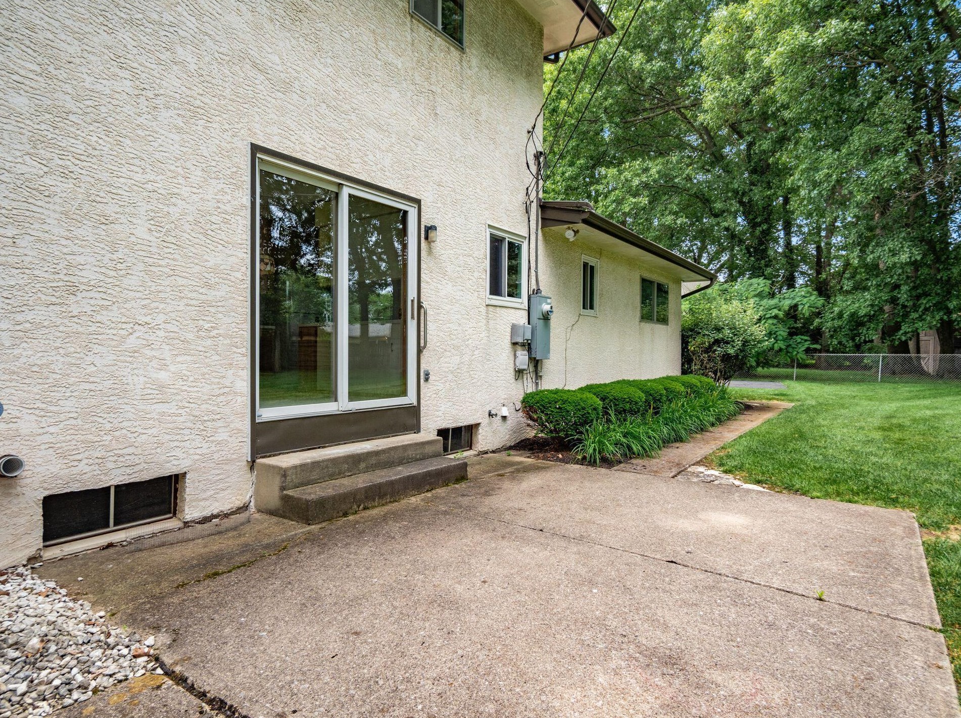 302 Cumberland Dr, Columbus OH 43213-2062 exterior