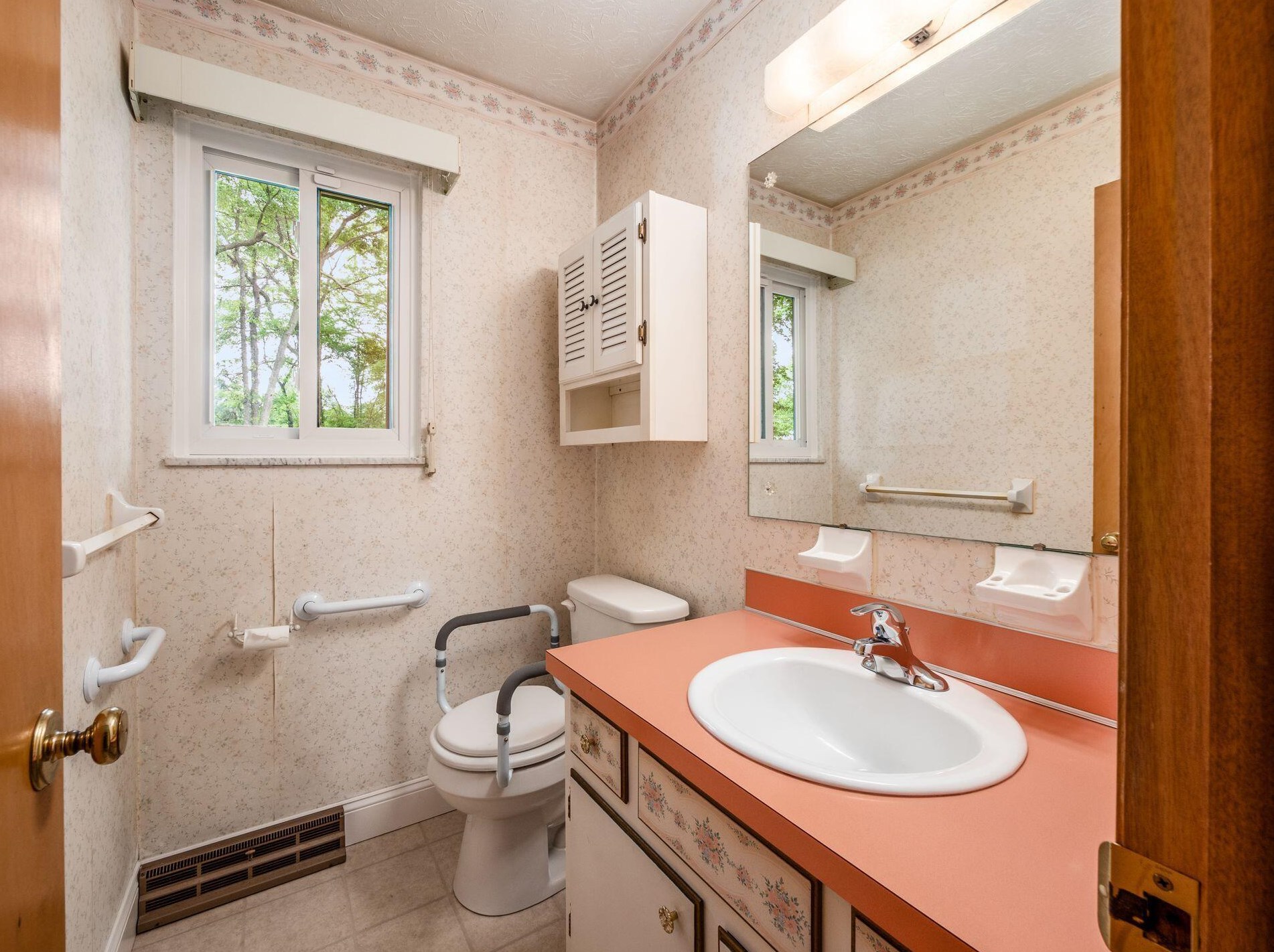 302 Cumberland Dr, Columbus OH 43213-2062 exterior