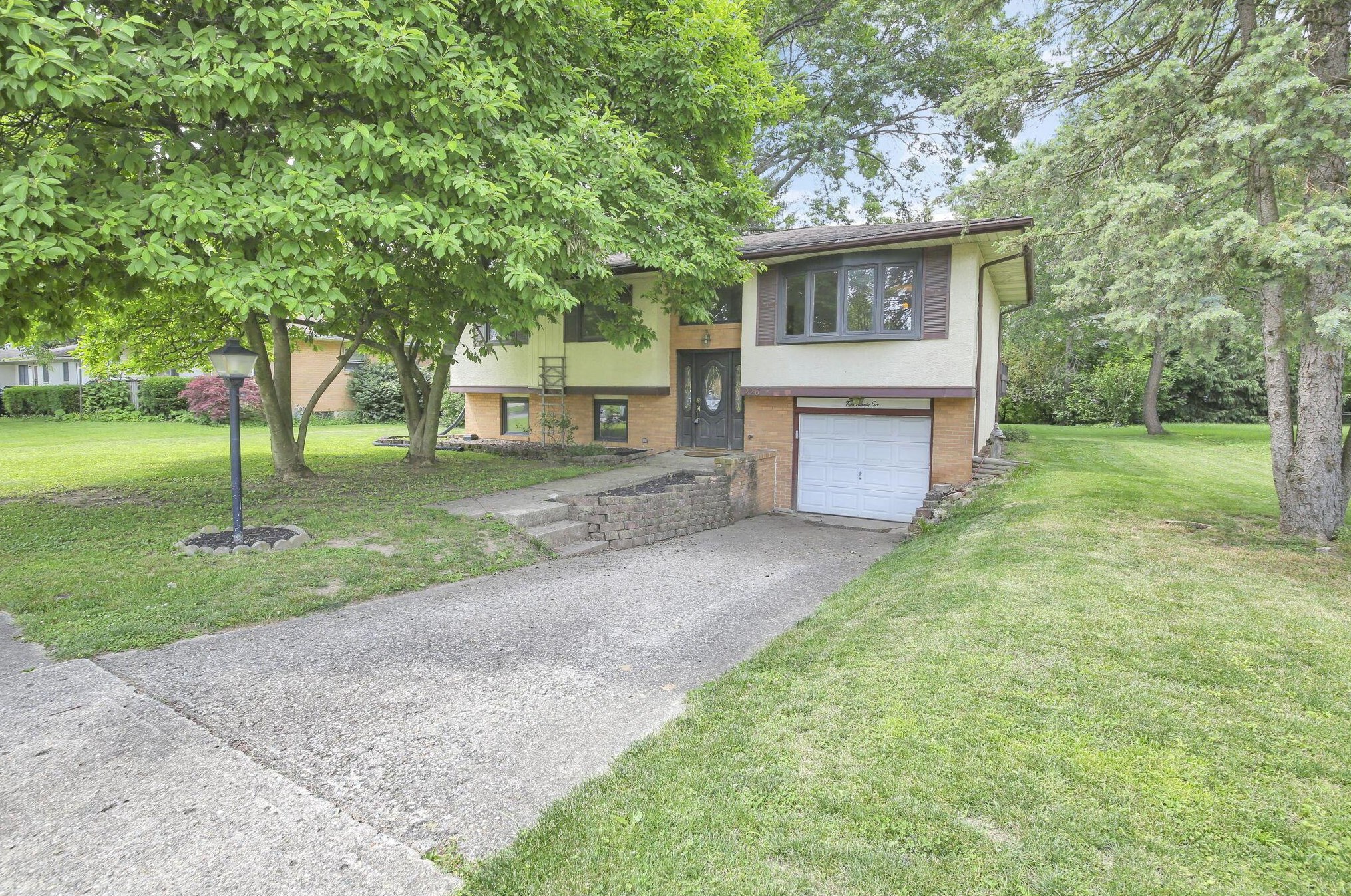 226 Muskingum Dr, Columbus, OH 43230-2834