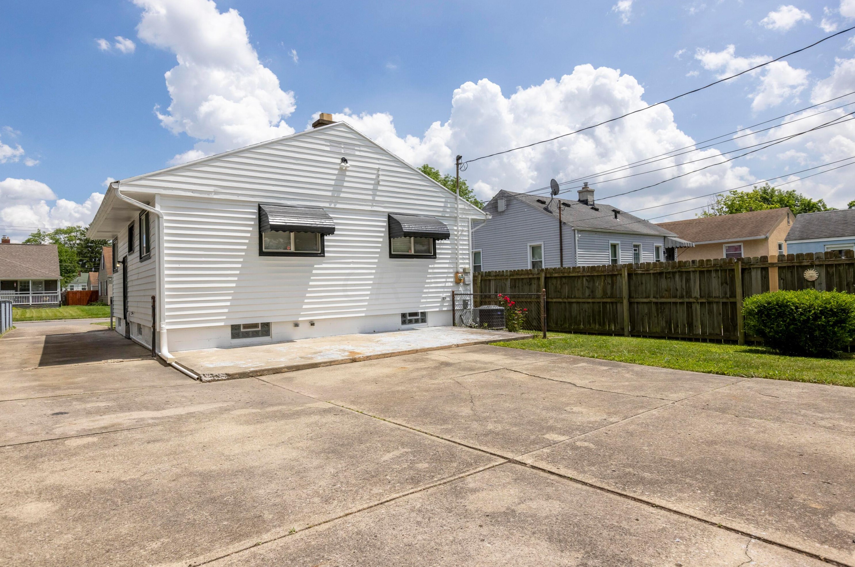 2665 Atwood Ter, Columbus OH 43211-1105 exterior