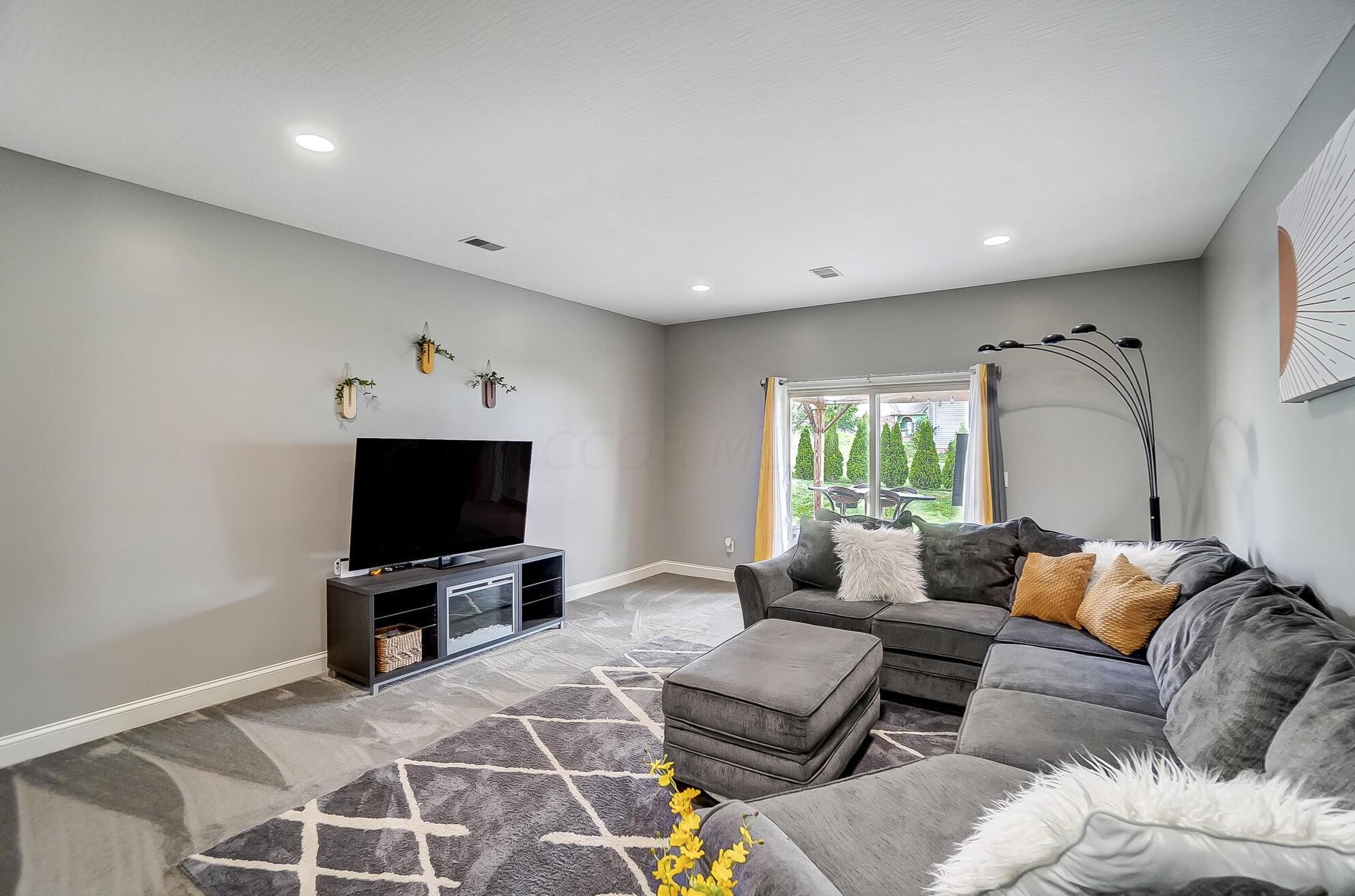 7551 Walnut Dr, Cnl Wnchstr OH 43110-8185 exterior