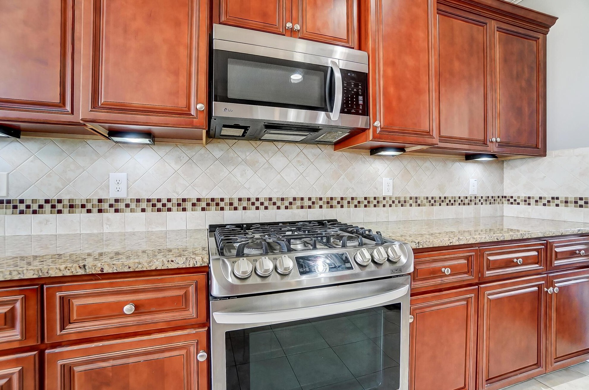 7551 Walnut Dr, Cnl Wnchstr OH 43110-8185 exterior