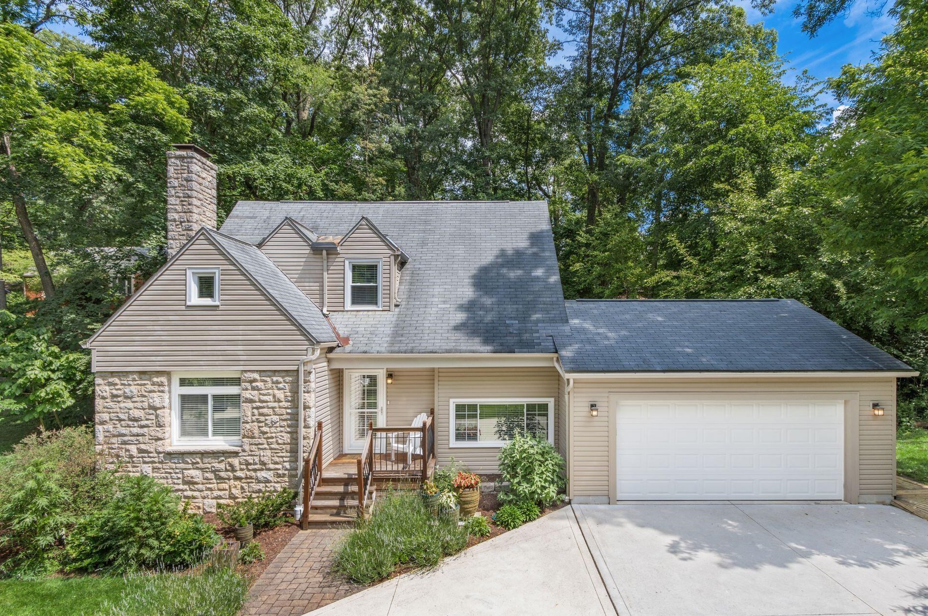 694 Overbrook Dr, Columbus, OH 43214-3131