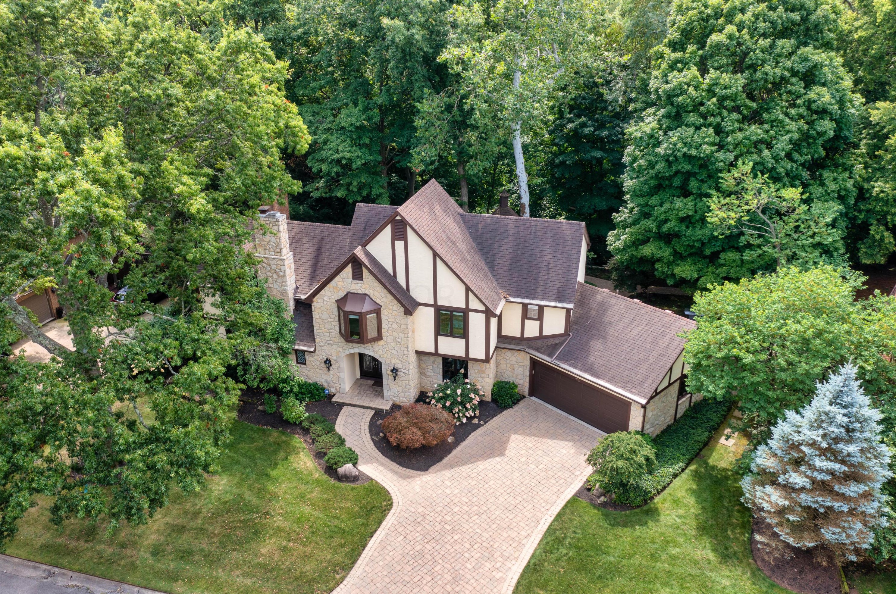 875 Bluffview Dr, Columbus, OH 43235-1727