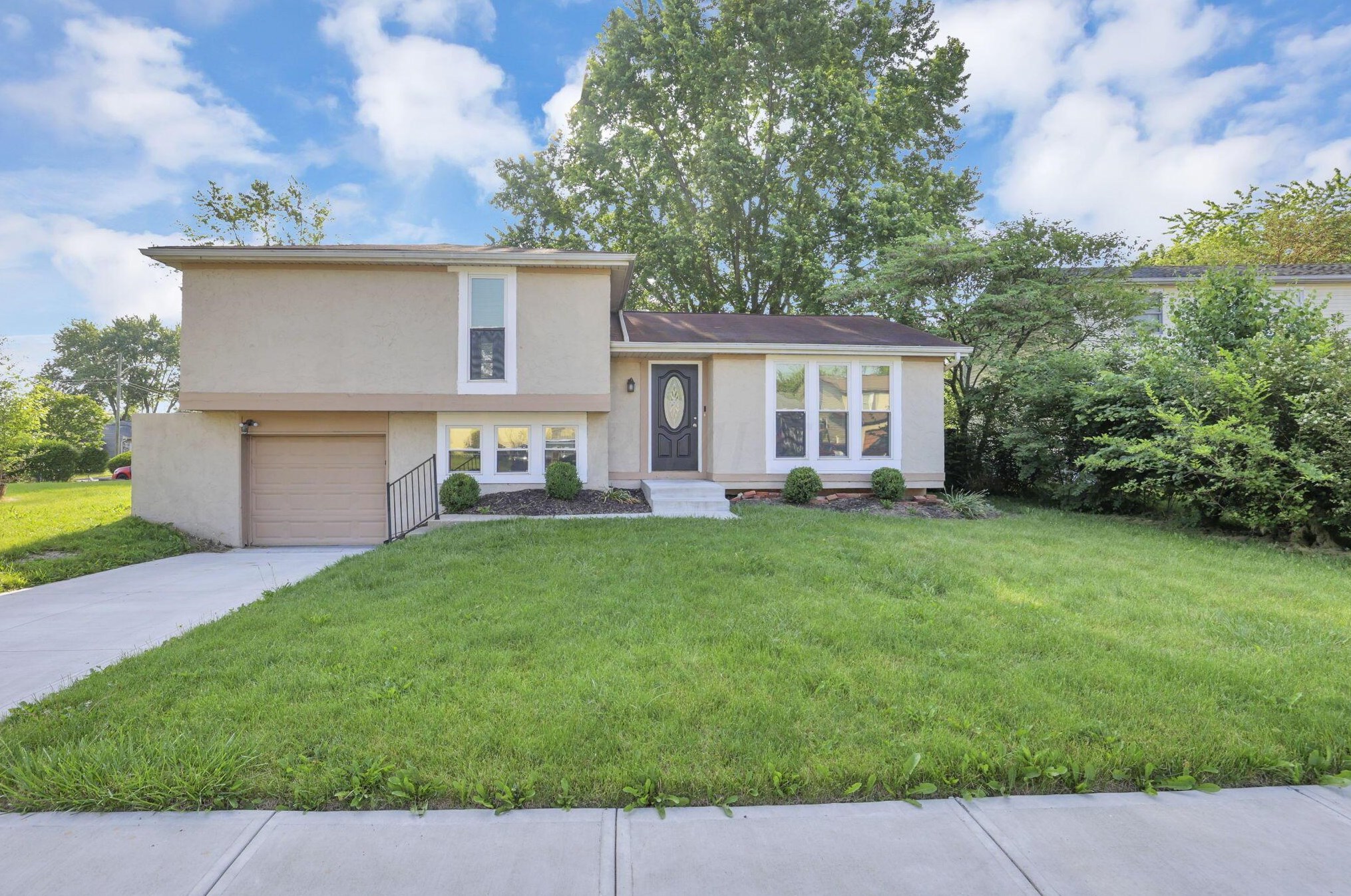 2116 Keller Pl, Darbydale, OH 43123-1123