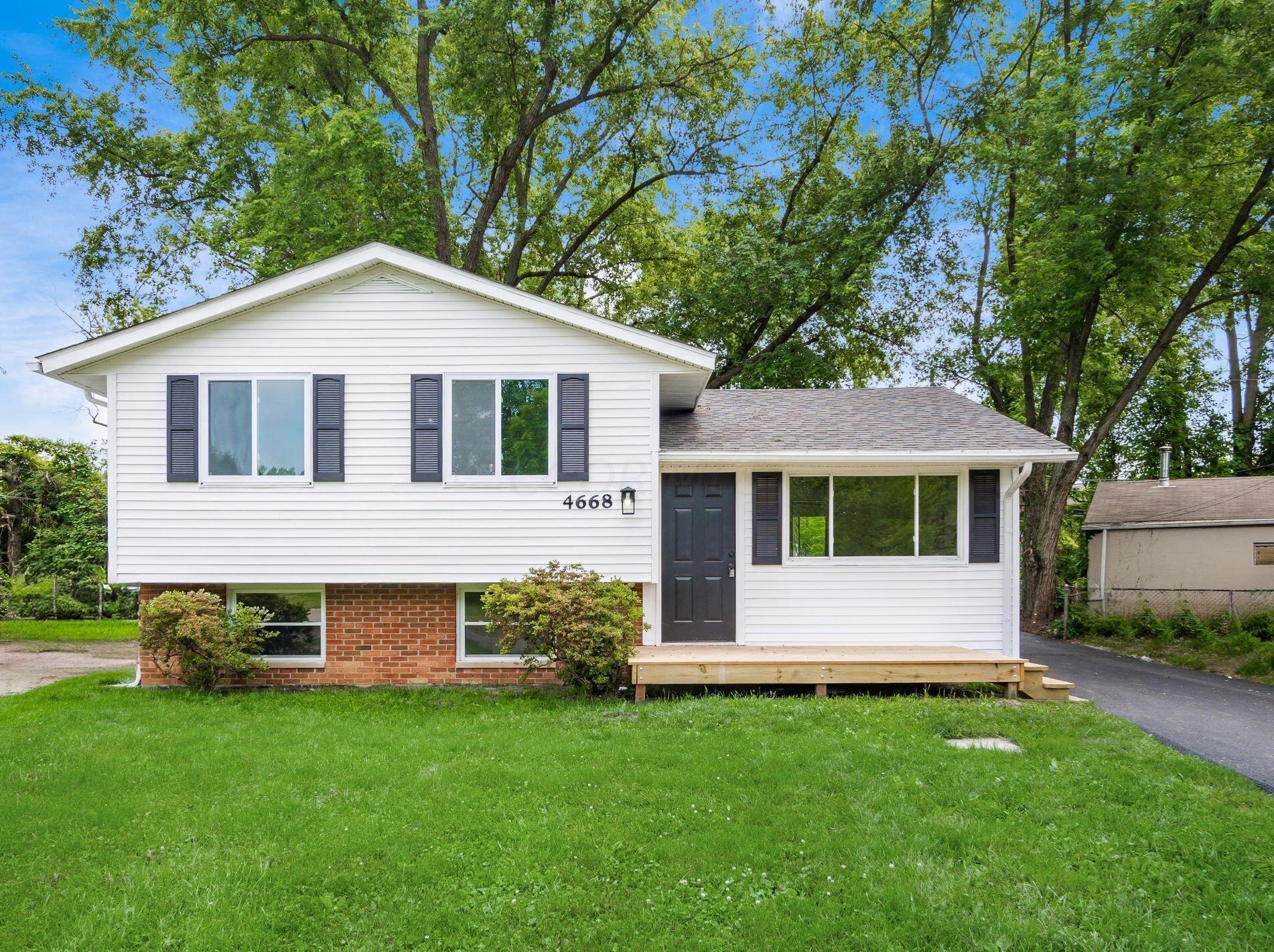 4668 Larkhall Ln, Columbus OH 43229-5818 exterior