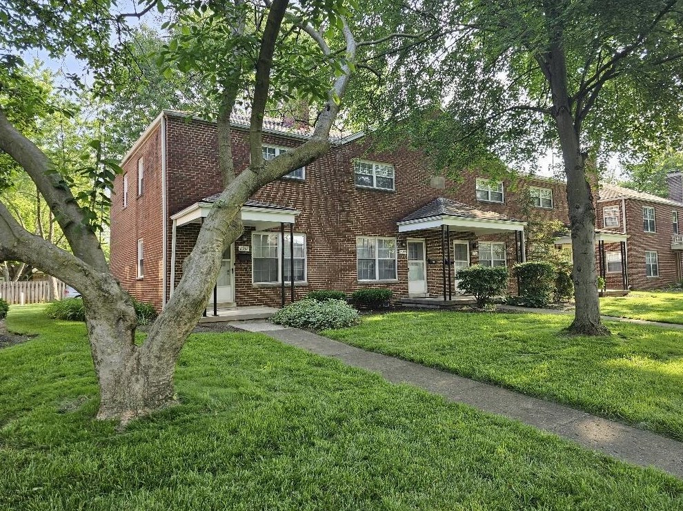 2912 Sherwood Rd, Columbus, OH 43209-2270