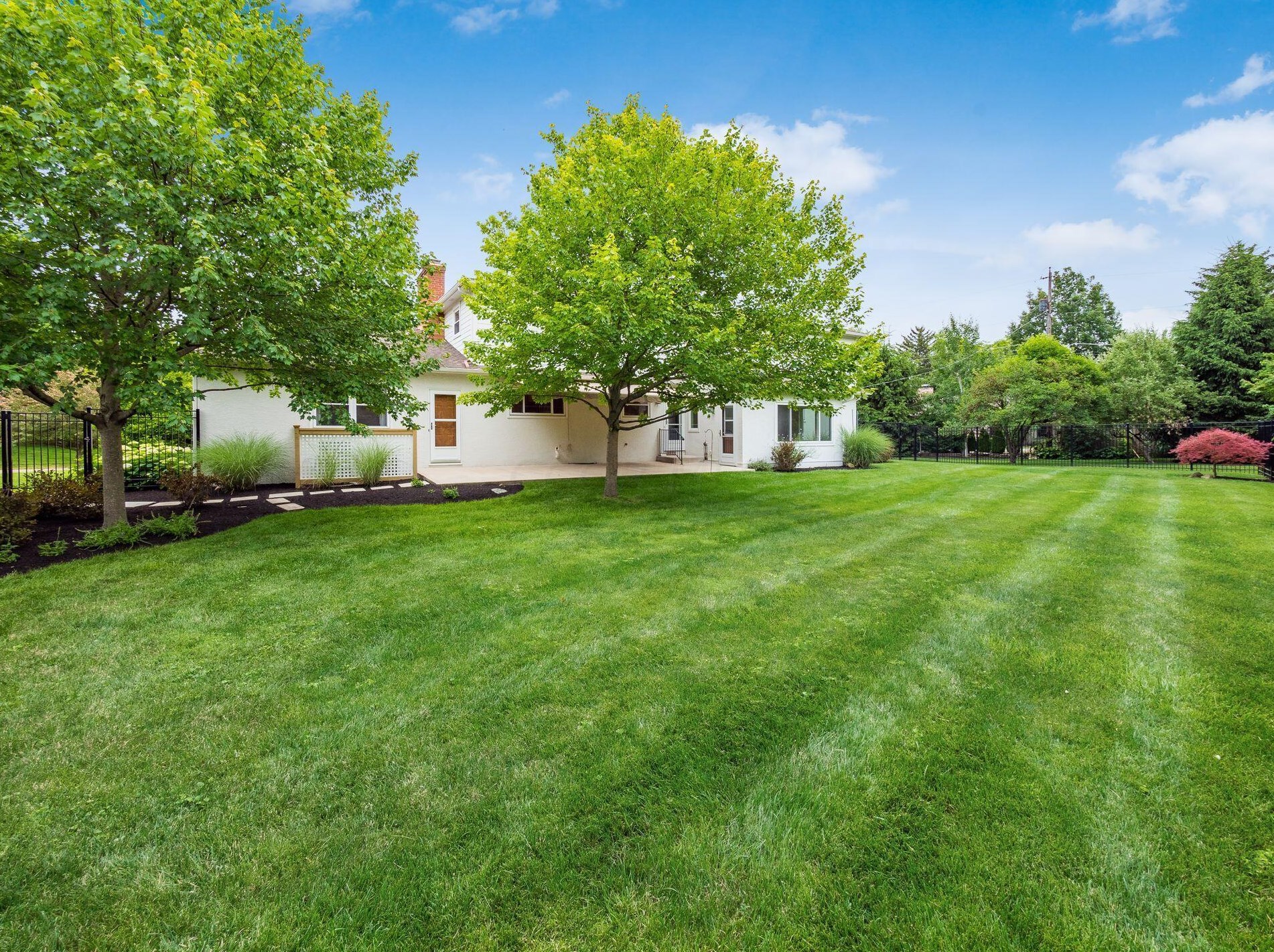 1723 Grace Ln, Columbus OH 43220-4903 exterior