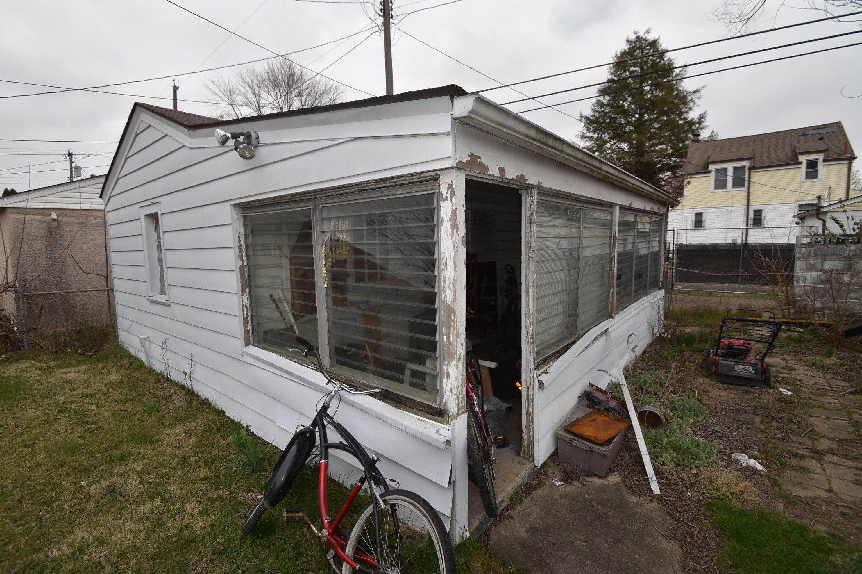 966 Pierce Ave, Columbus OH 43227-1255 exterior