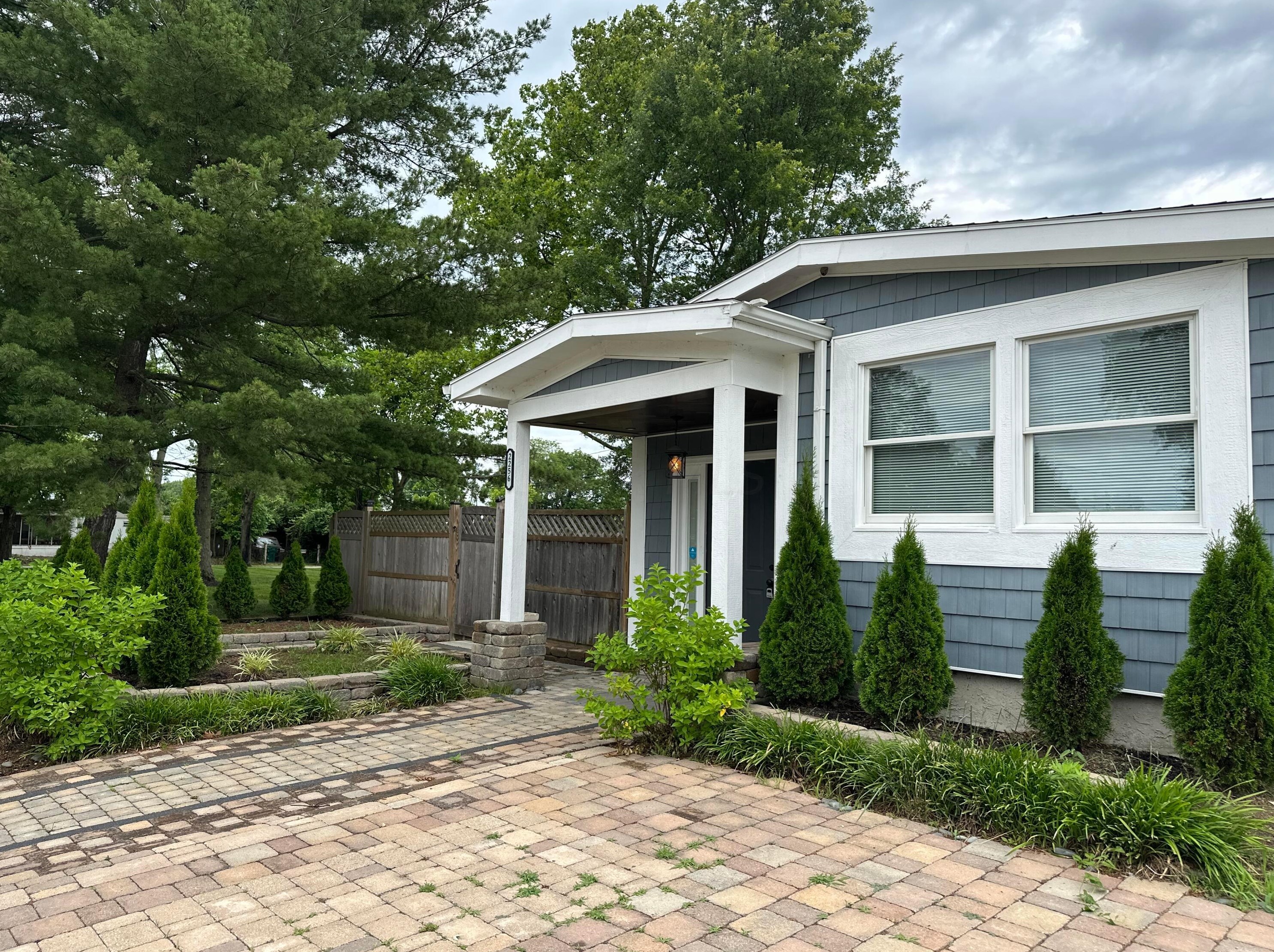 2256 Maureen Blvd, Columbus, OH 43207-4576