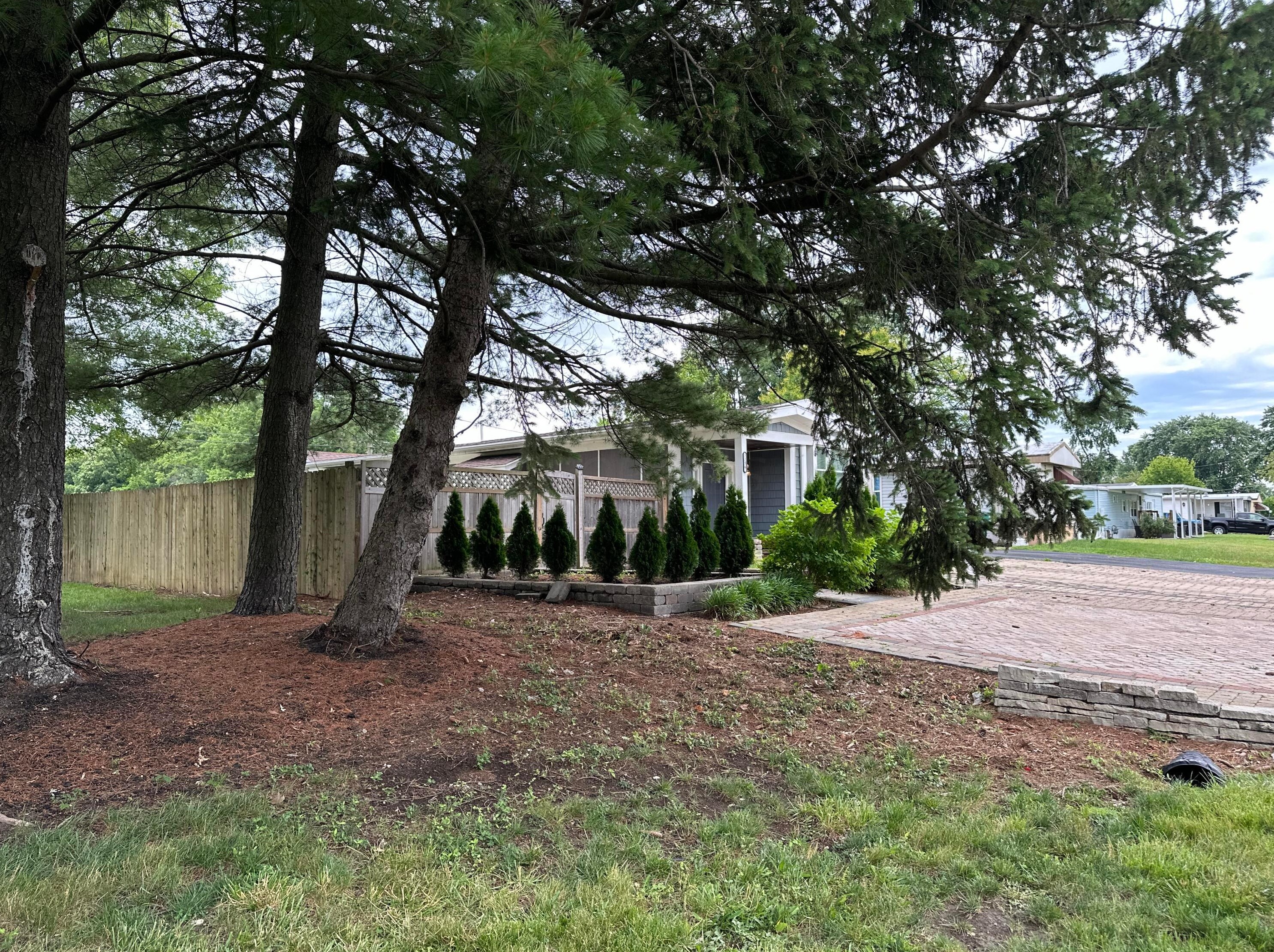 2256 Maureen Blvd, Columbus OH 43207-4555 exterior