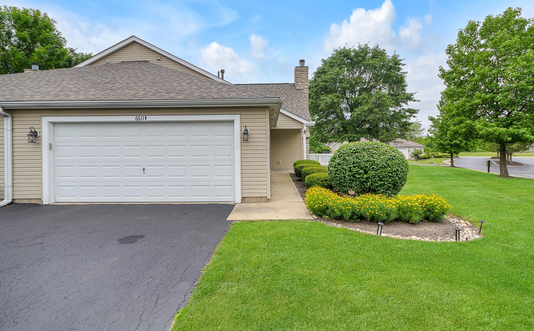 6611 Eagle Ridge Ln, Cnl Wnchstr OH  43110-8061 exterior