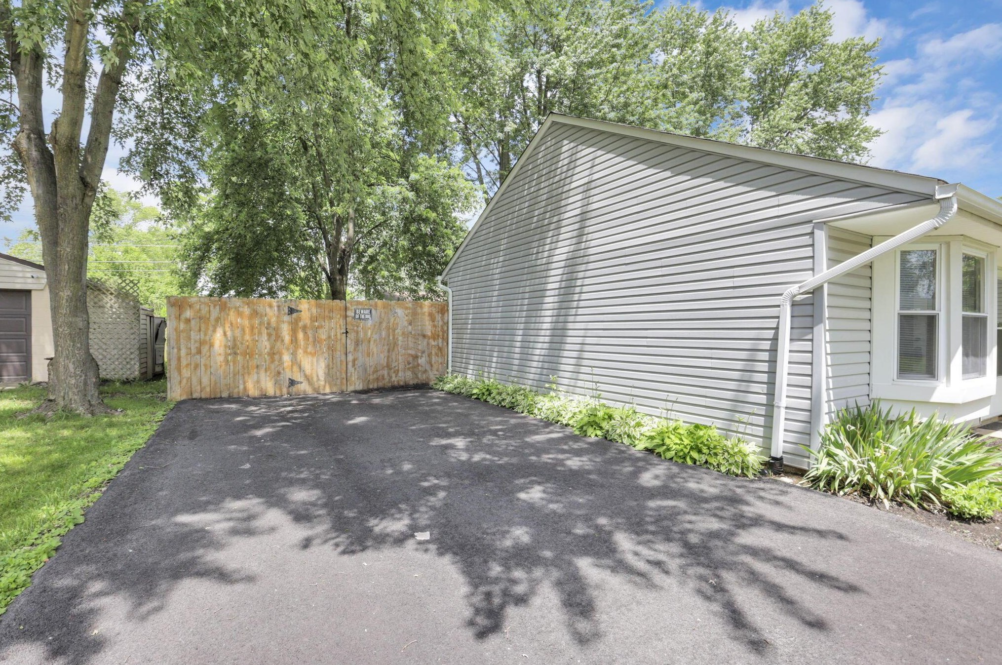 484 Coronation Ave, Columbus OH 43230-2410 exterior