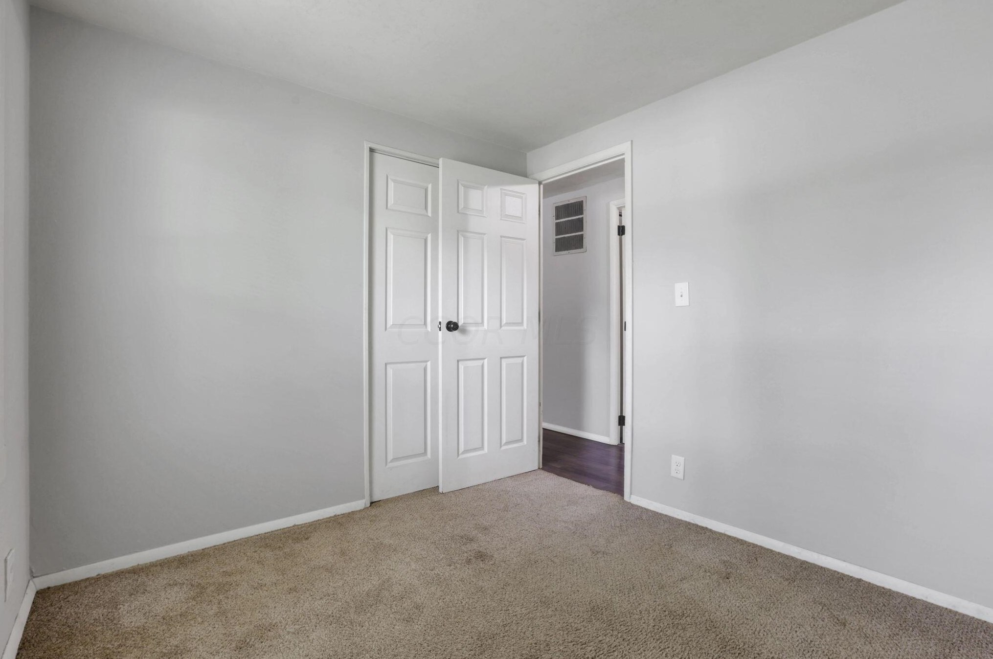 484 Coronation Ave, Columbus OH 43230-2410 exterior