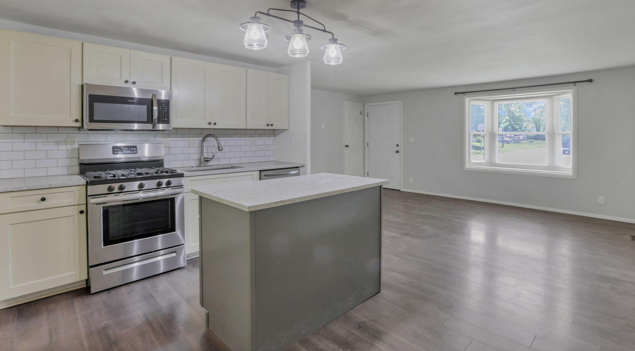 484 Coronation Ave, Columbus OH 43230-2410 exterior