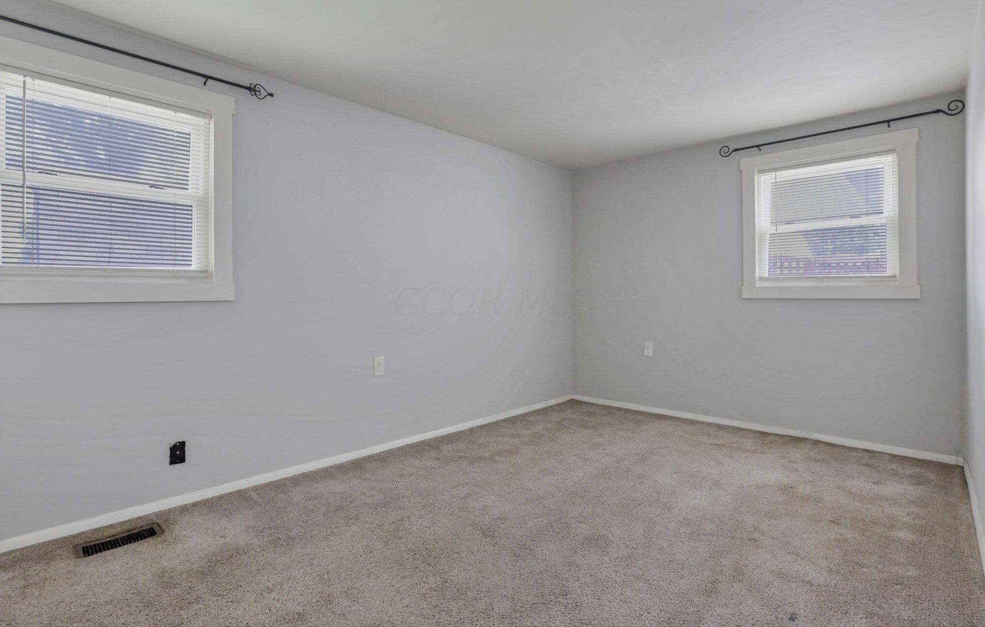 484 Coronation Ave, Columbus OH 43230-2410 exterior