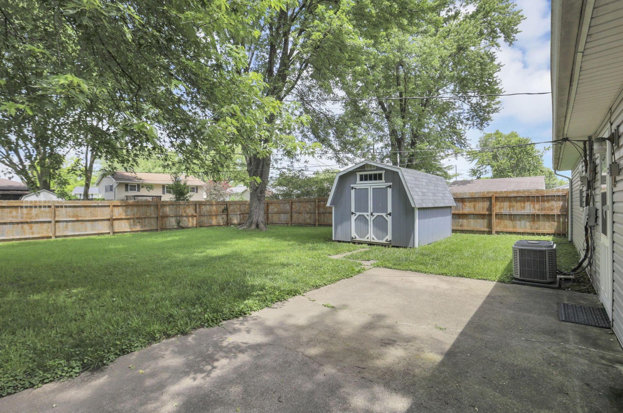 484 Coronation Ave, Columbus OH 43230-2410 exterior