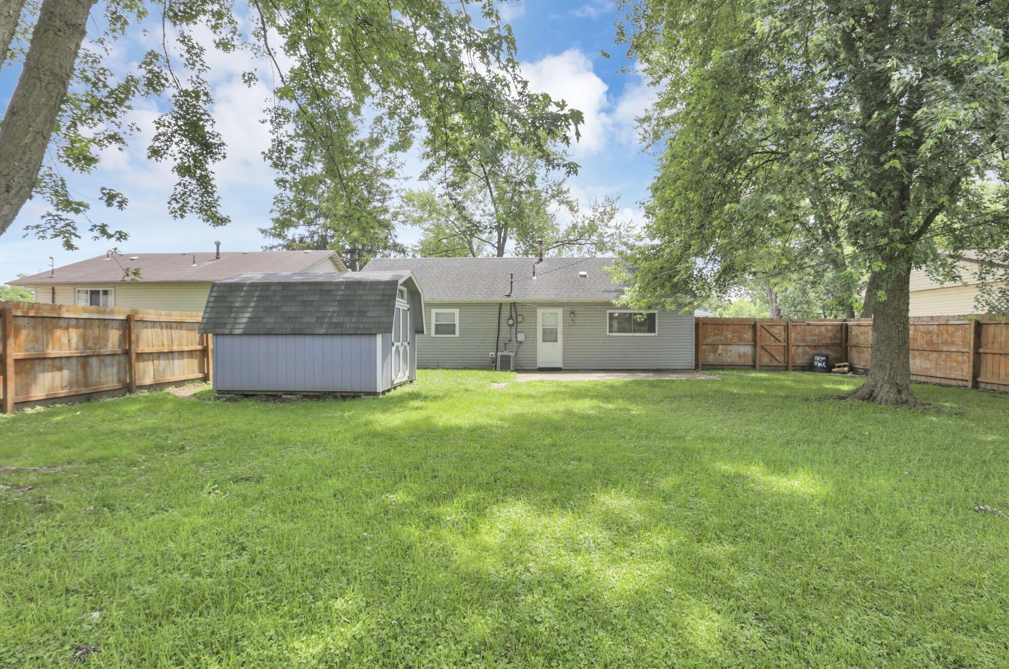 484 Coronation Ave, Columbus OH 43230-2410 exterior