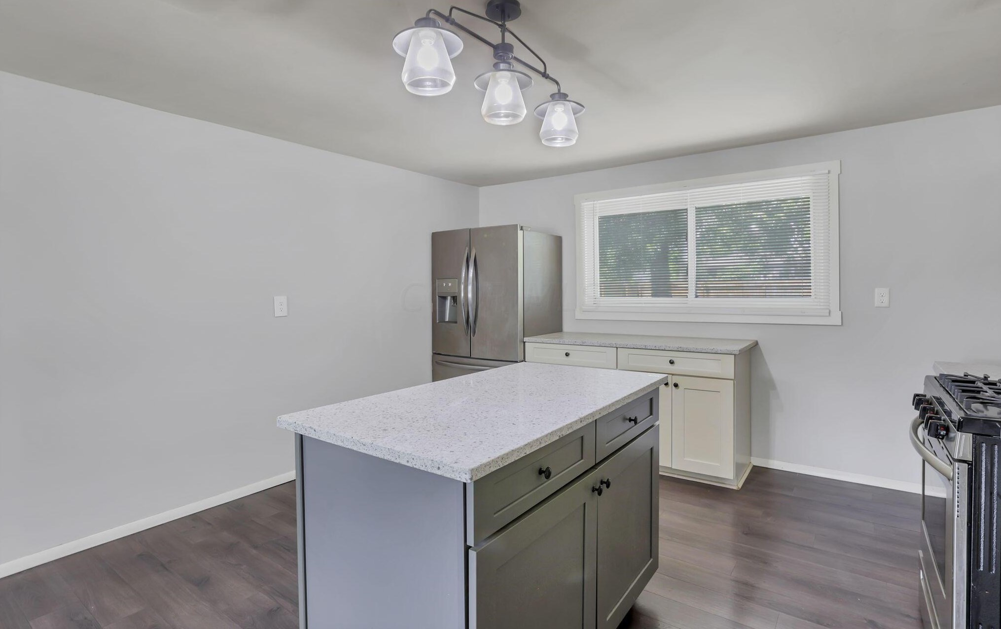 484 Coronation Ave, Columbus OH 43230-2410 exterior