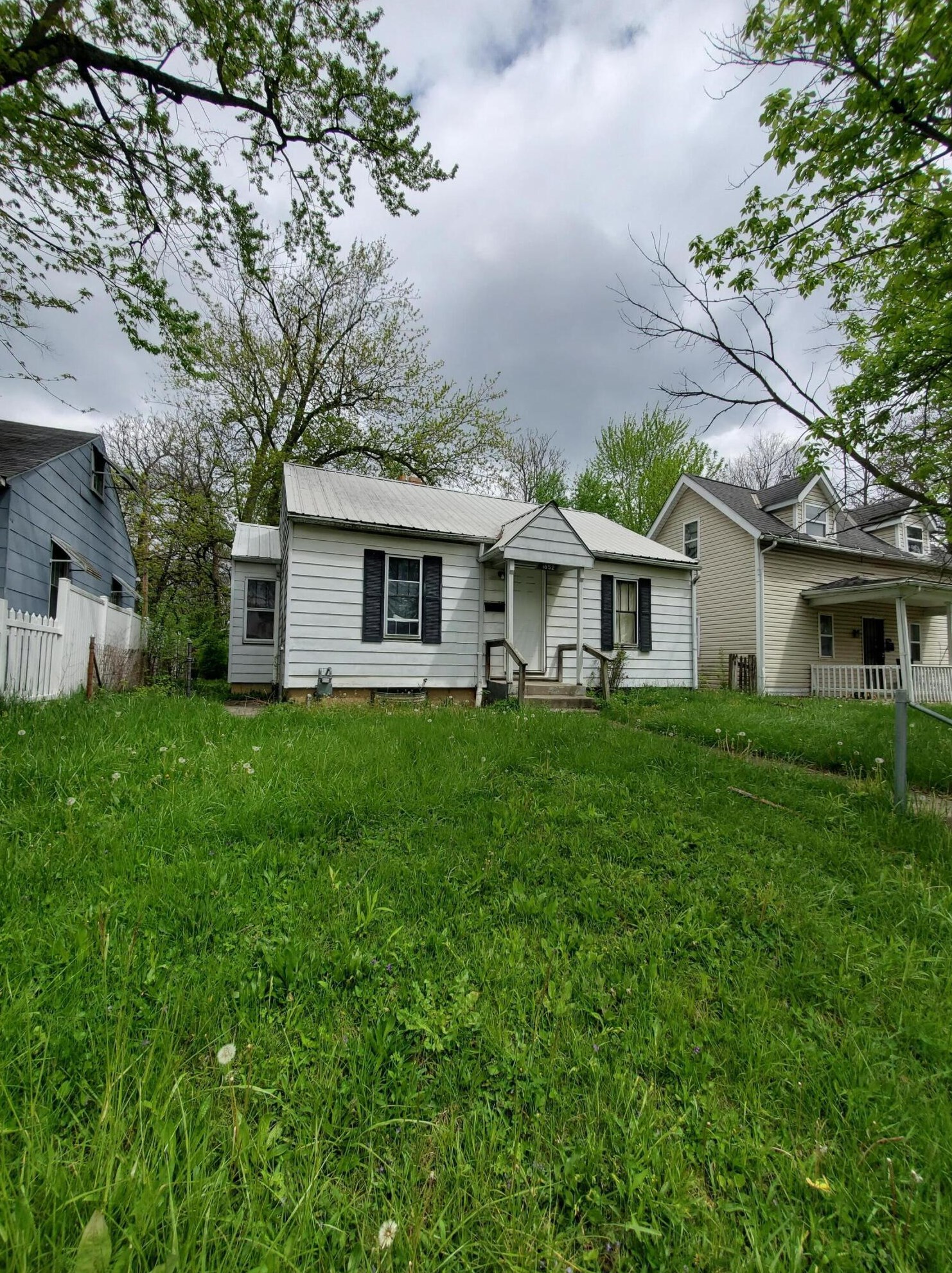 1852 Genessee Ave, Columbus OH 43211-1824 exterior