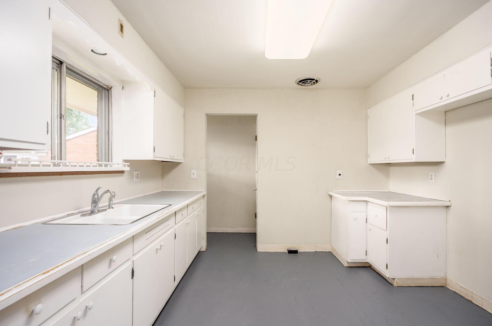 211 Ceramic Dr, Columbus OH 43214-3073 exterior