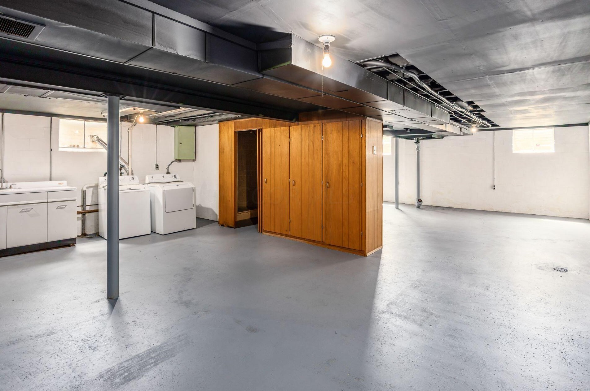 211 Ceramic Dr, Columbus OH 43214-3073 exterior