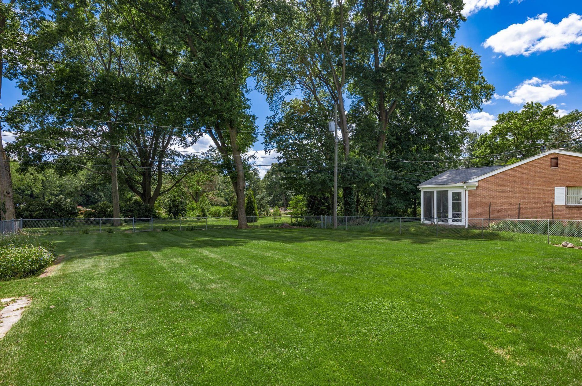 211 Ceramic Dr, Columbus OH 43214-3073 exterior