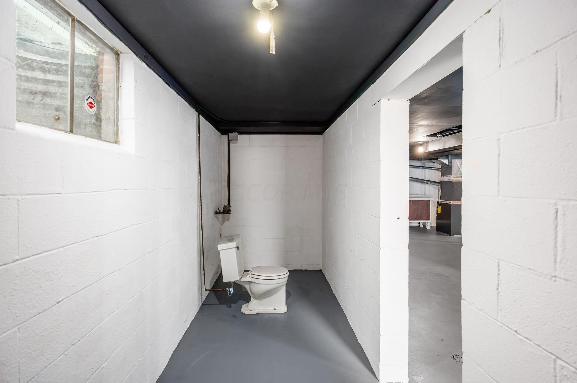 211 Ceramic Dr, Columbus OH 43214-3073 exterior