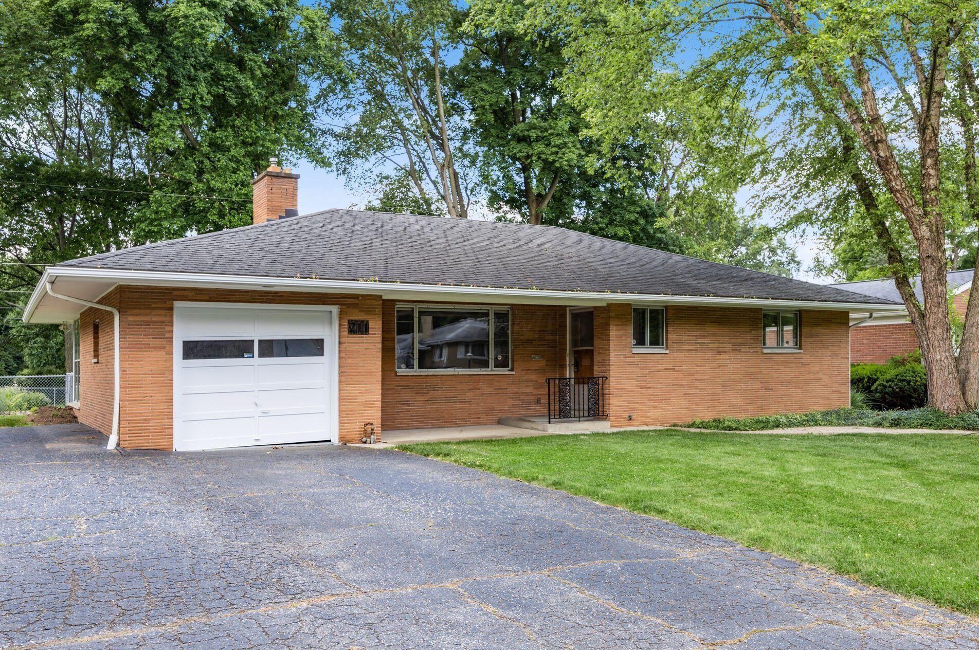 211 Ceramic Dr, Columbus, OH 43214-3073