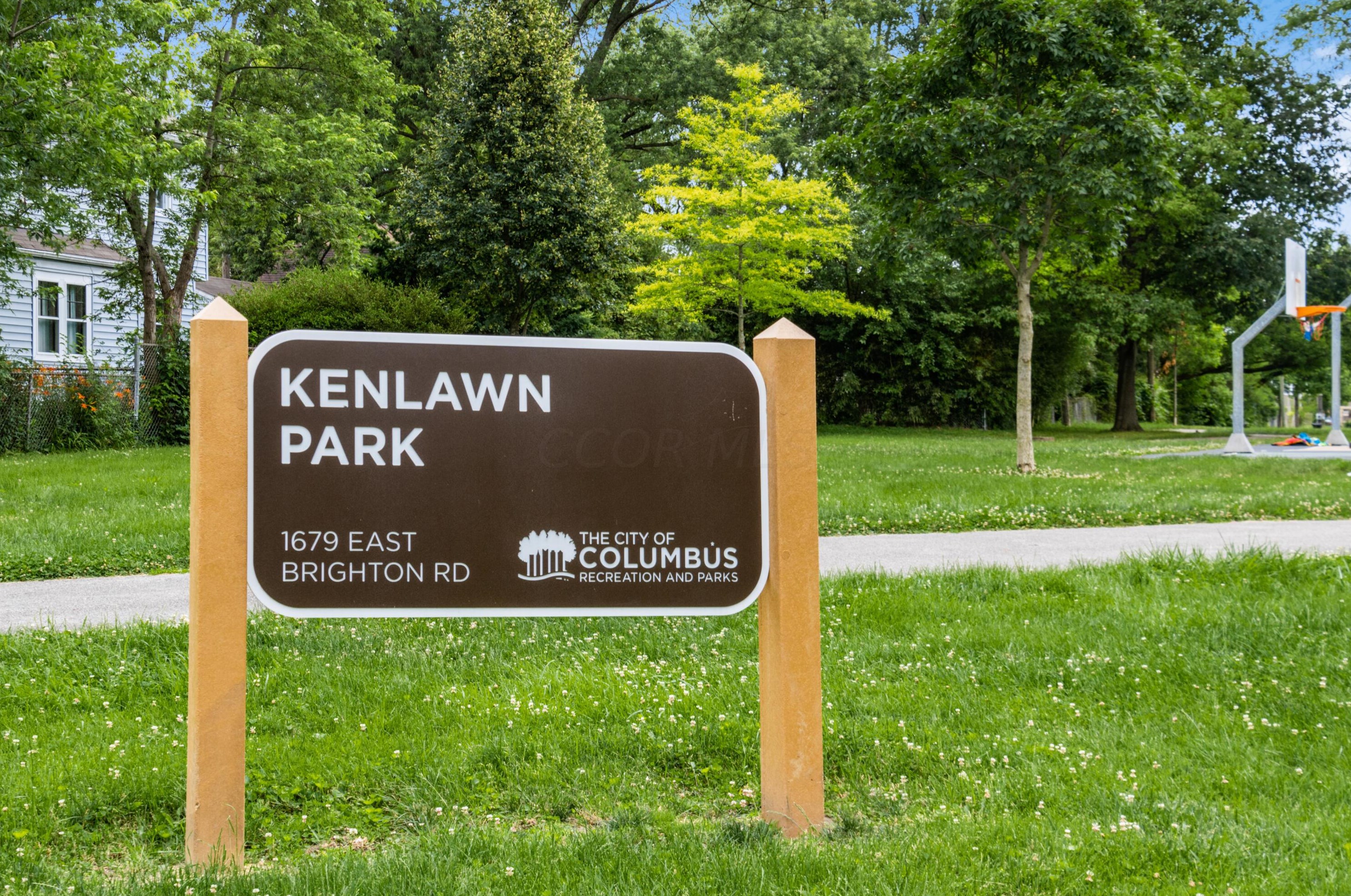 2932 Oaklawn St, Columbus OH  43224-4350 exterior