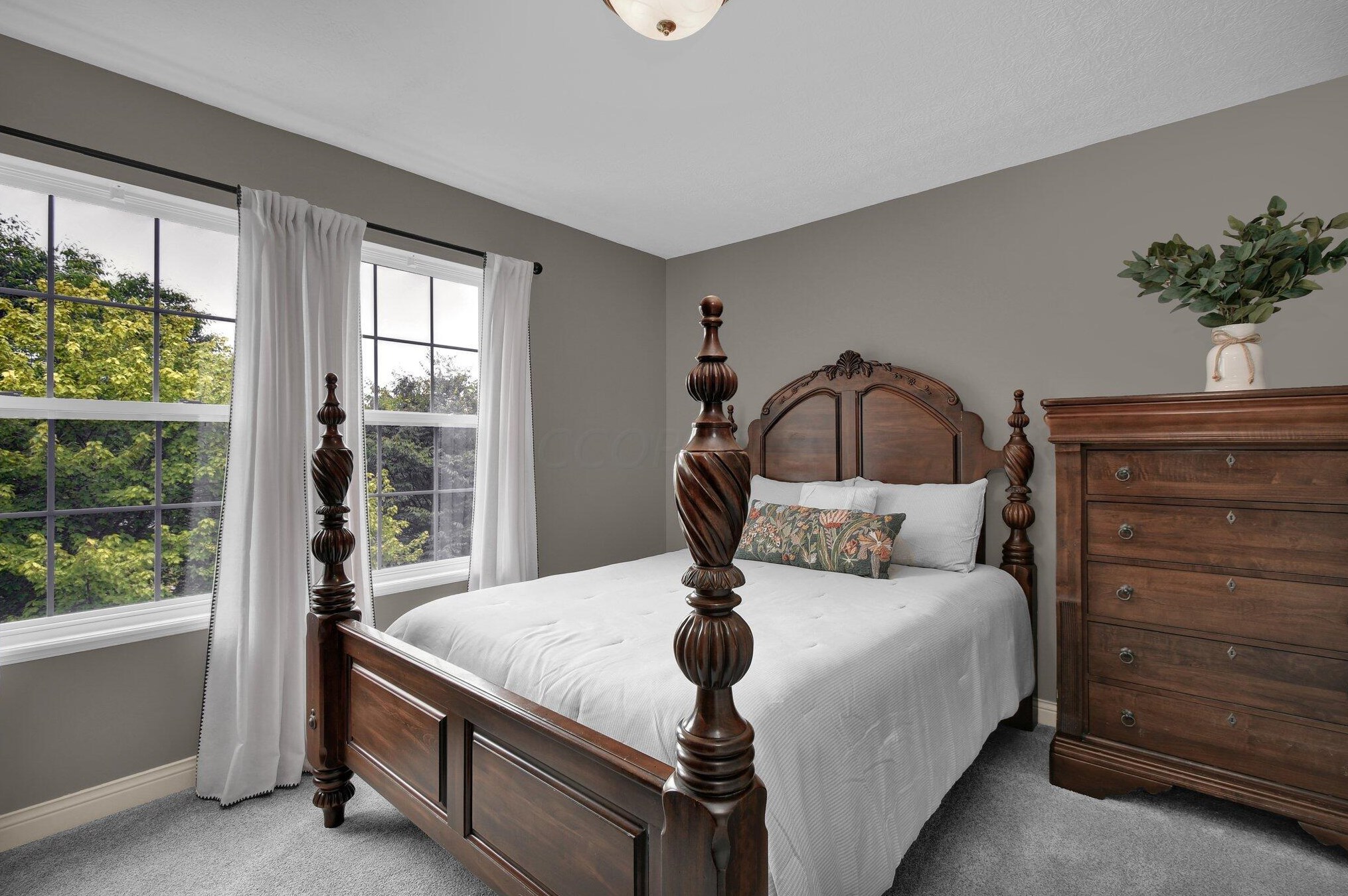 1367 Donahey St, Columbus OH 43235-6704 exterior