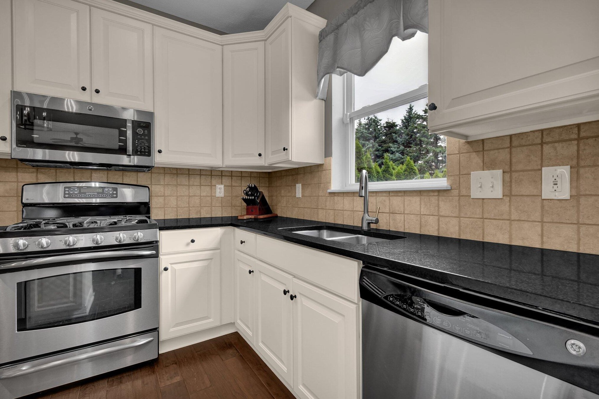 1367 Donahey St, Columbus OH 43235-6704 exterior